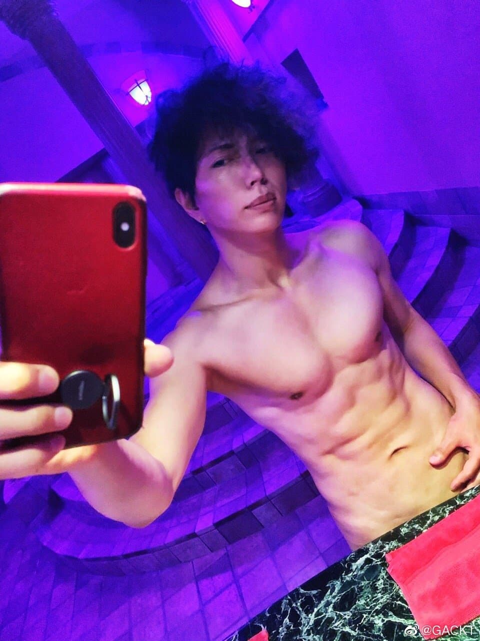 GACKT出道以來嚴格控管身材,也樂於與粉絲分享。(翻攝自GACKT微博)