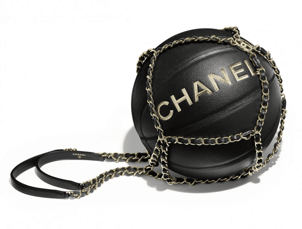 CHANEL去年推出經典銀鍊與金鍊的籃球,售價NT$73,100,是許多人心中的夢幻籃球。(CHANEL提供)