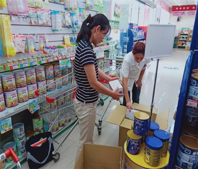 苗栗縣衛生局派員至轄區內業者稽查,於合康連鎖藥局竹南分店現場查獲民眾退貨之違規口罩。(翻攝自苗栗縣政府衛生局)
