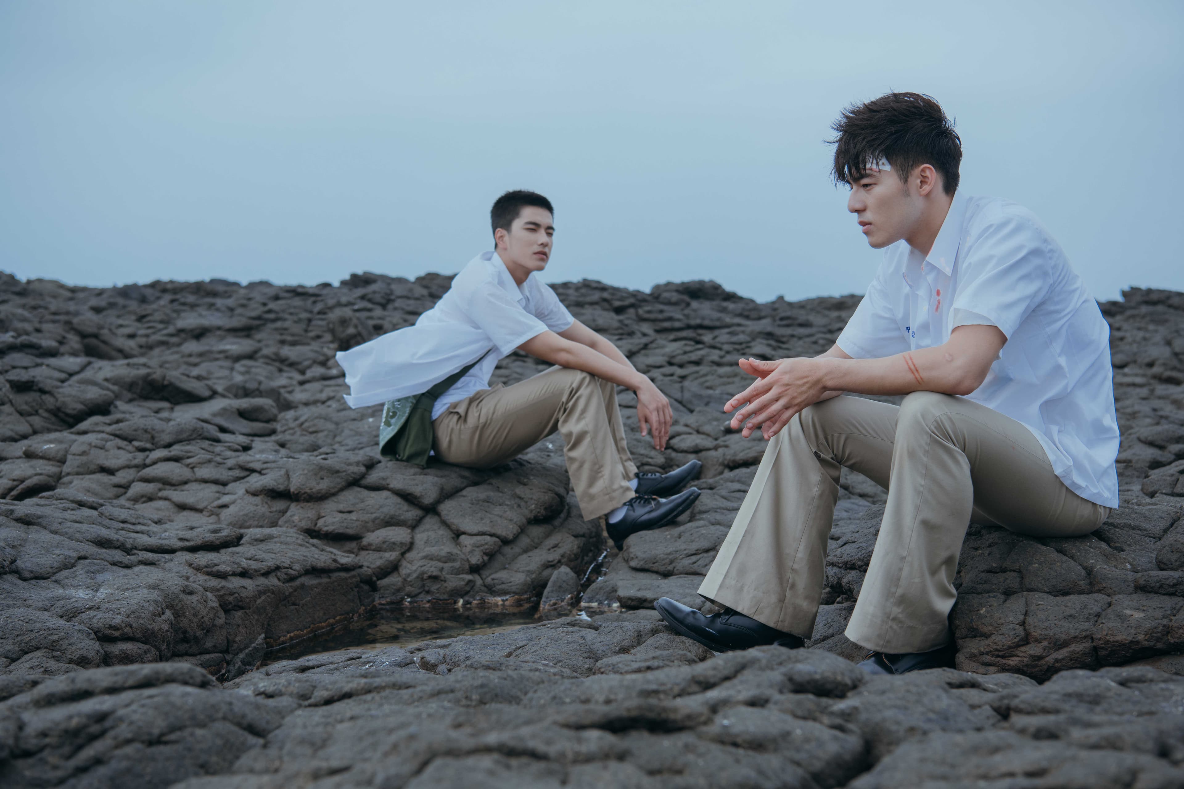 陳昊森(右)、曾敬驊(左)演出一段校園裡的男孩初戀,劇情揪心。(氧氣電影提供)