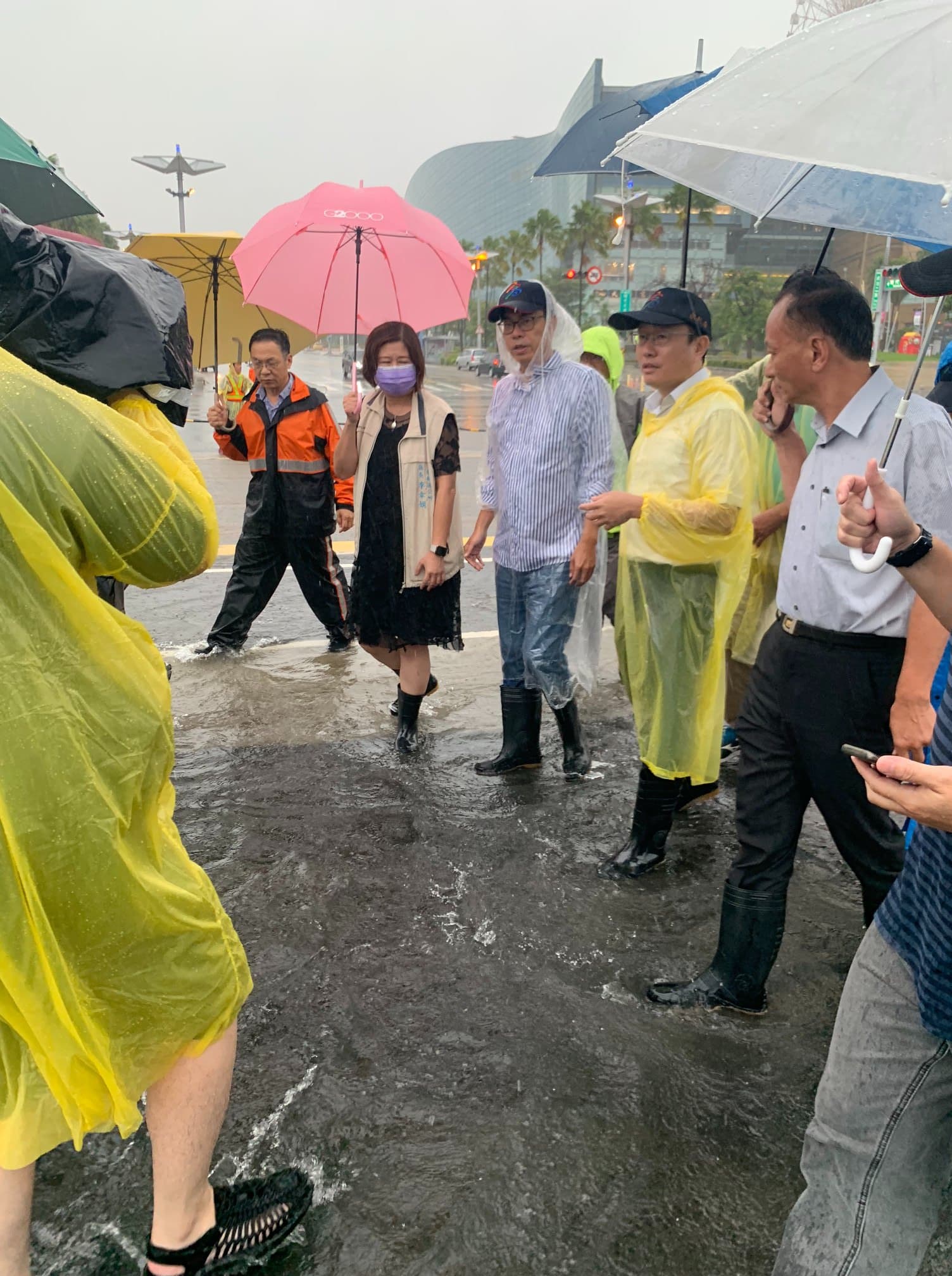 陳其邁今日一整天都在各地視察大雨所造成的淹水情況。(翻攝自臉書陳其邁)