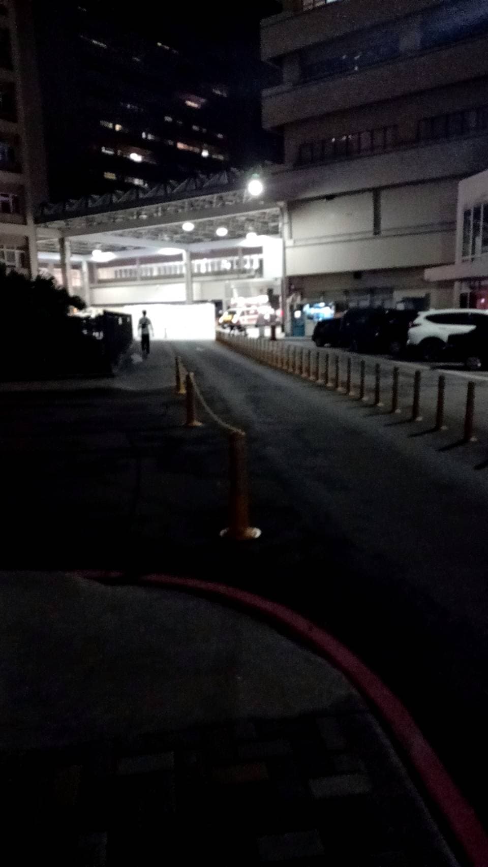 館長被警消送往林口長庚緊急救治。（讀者提供）