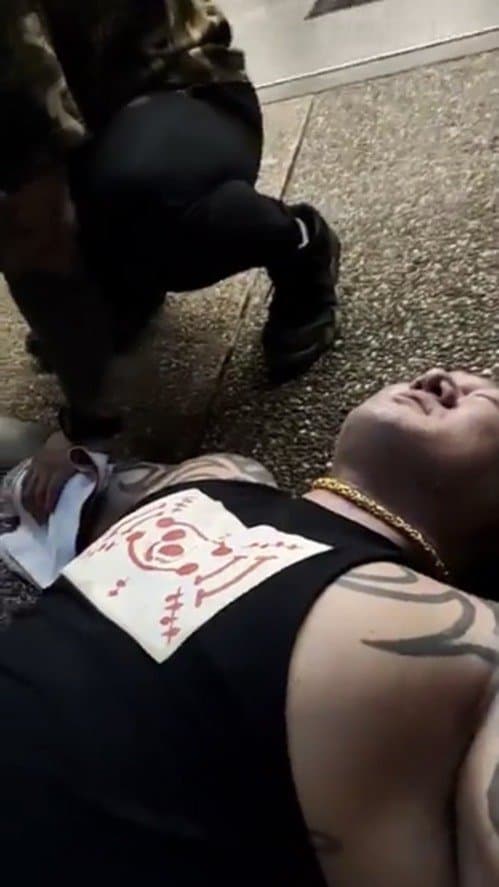 陳之漢就算被開槍,仍不忘要助理直播。(翻攝自飆捍粉絲頁)