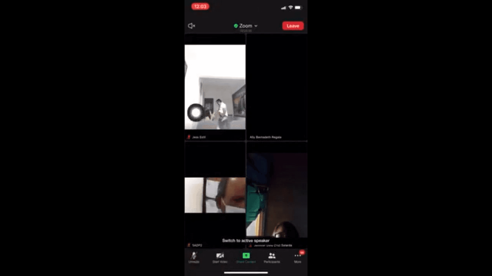 左下角男性疑似發現有異,頻頻皺眉、在艾斯塔爾裸下體靠近鏡頭時別過頭,網友猜測影片和截圖都是他流出的。(翻攝Alaz TV Pilipinas YouTube頻道)