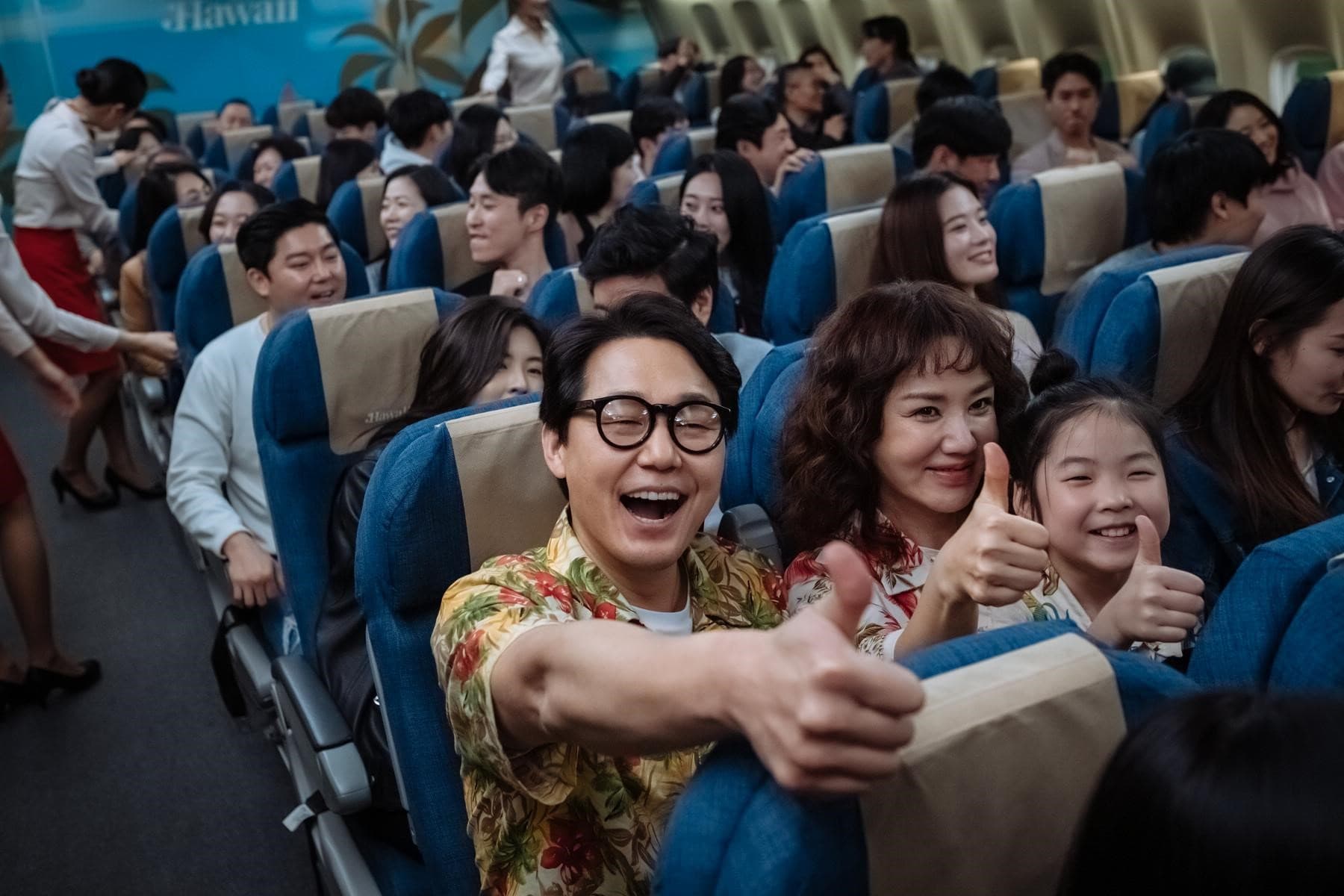 由嚴正花(前排左二)和朴星雄主演的《特務搞飛機》在韓國觀影人次破百萬,下周將在台推出口碑場。(采昌多國際媒體提供)