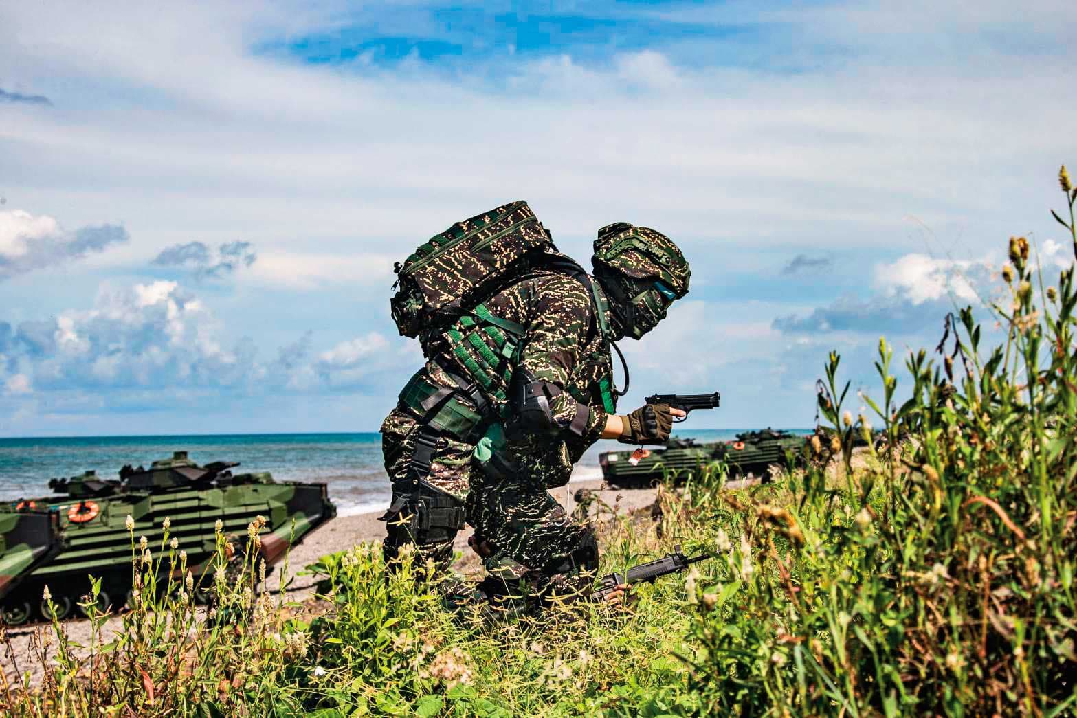 小茹死命反抗,但乾哥哥阿勇是海軍陸戰隊出身,孔武有力,酒後仍將她性侵害得逞。(國防部提供,示意畫面,圖非當事人)