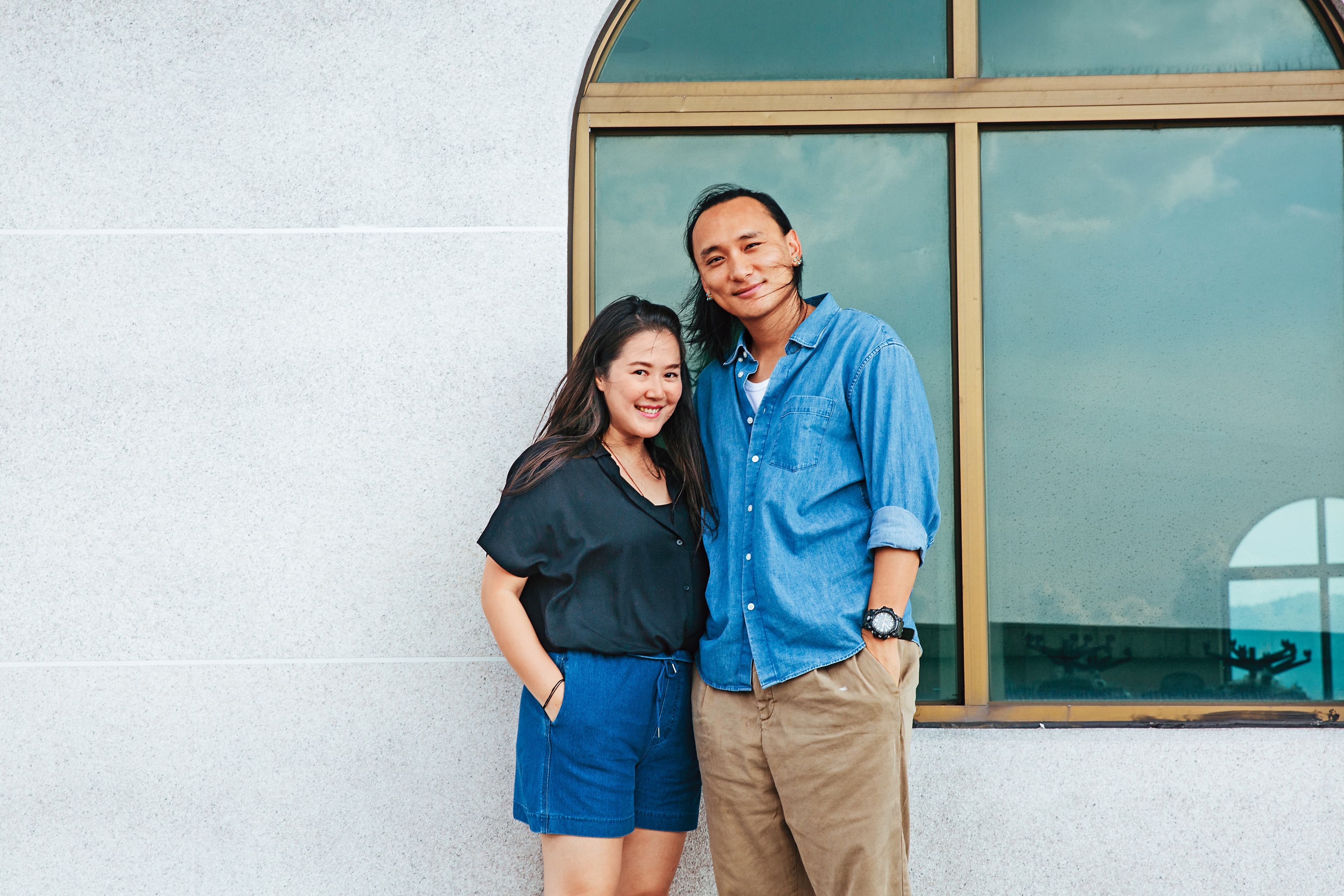 不丹導演巴沃邱寧多傑(右)是台灣女婿,妻子賴梵耘(左)夫唱婦隨,合力推出首部作品便受到國際肯定。