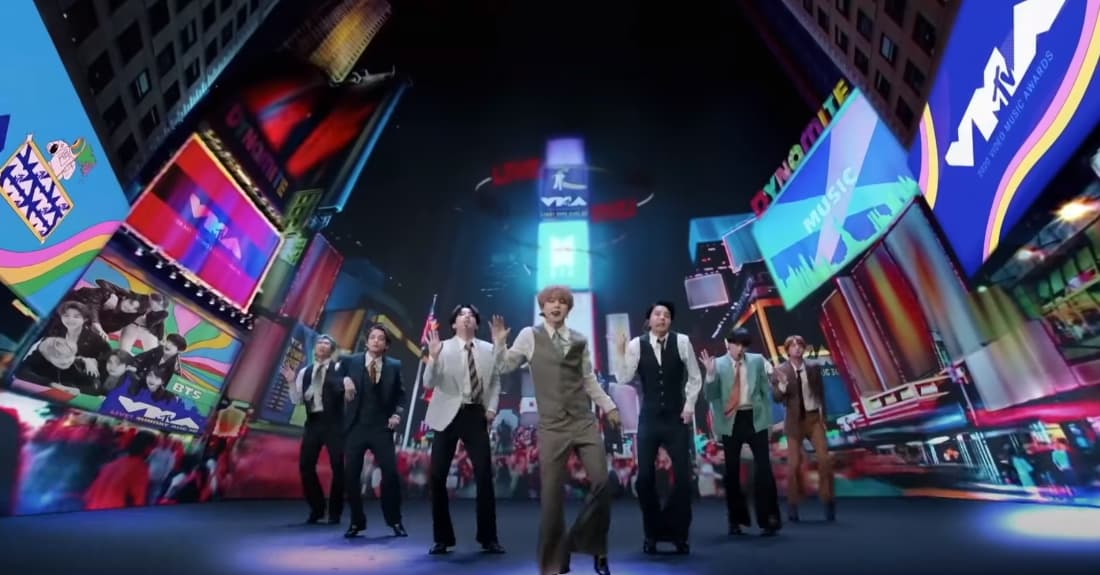韓國團體BTS抱回4項大獎,他們也在VMA頒獎典禮上演出〈Dynamite〉。(翻攝自MTV YouTube頻道)