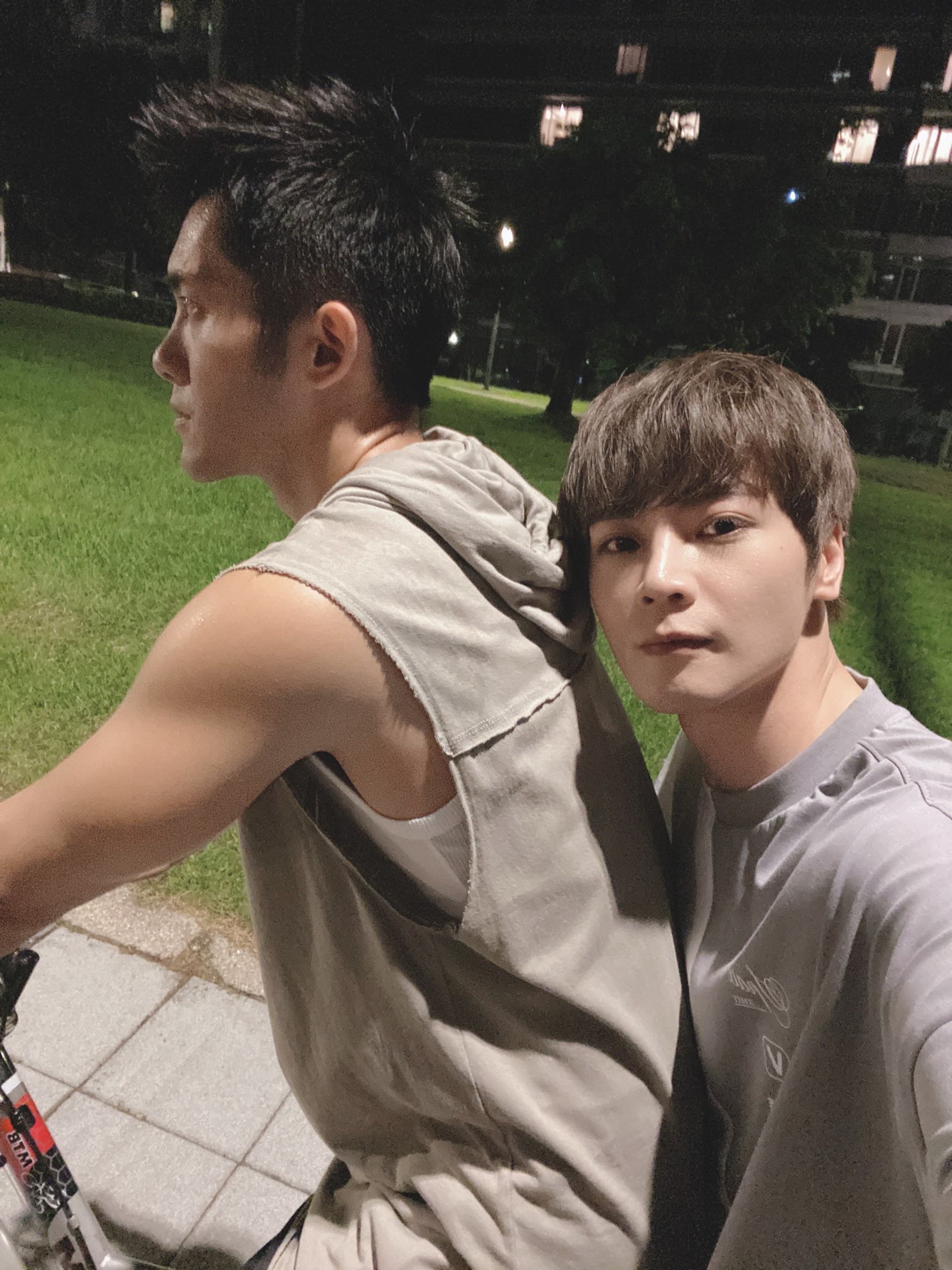 古曜威和Adam林冠宇甜蜜骑脚踏車夜遊。(單純夢想文創提供)