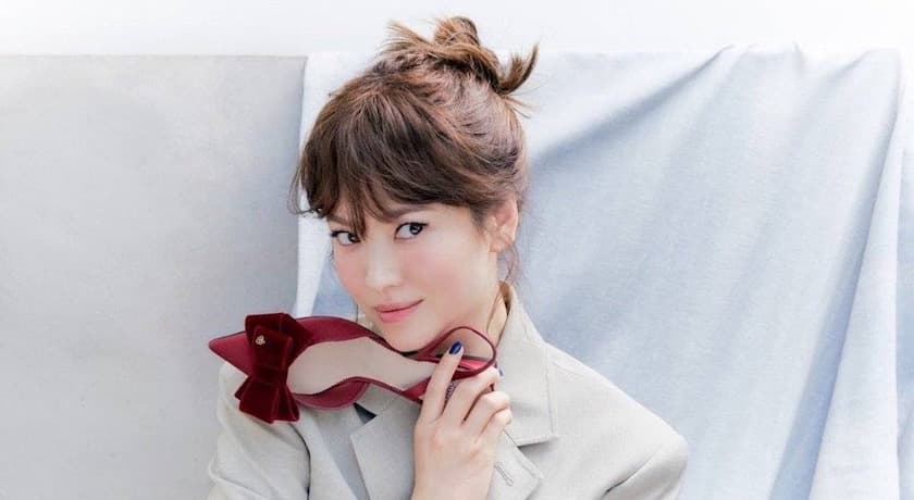 宋慧喬代言鞋子的寫真照片看起來只有20歲左右,網友直誇「逆齡成長」。(網路圖片)