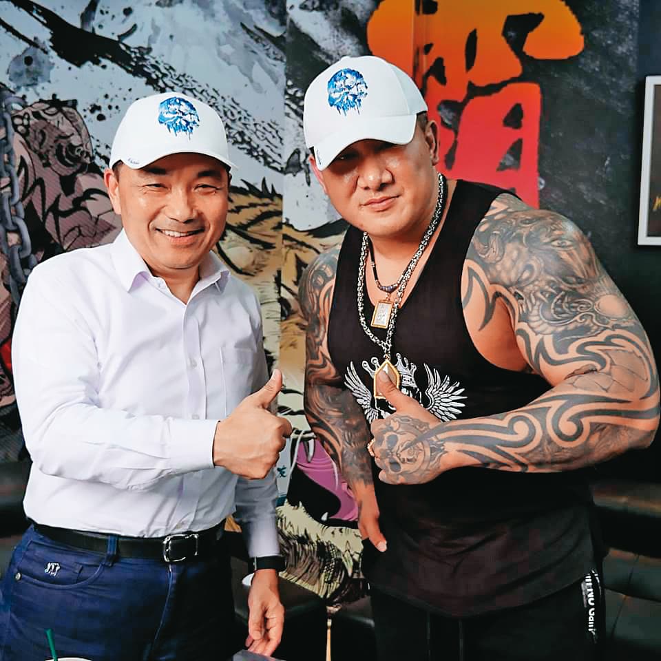 館長(右)與新北市長侯友宜(左)頗有交情,這次在新北遭槍擊,侯盼警方查明真相。(翻攝飆捍臉書)