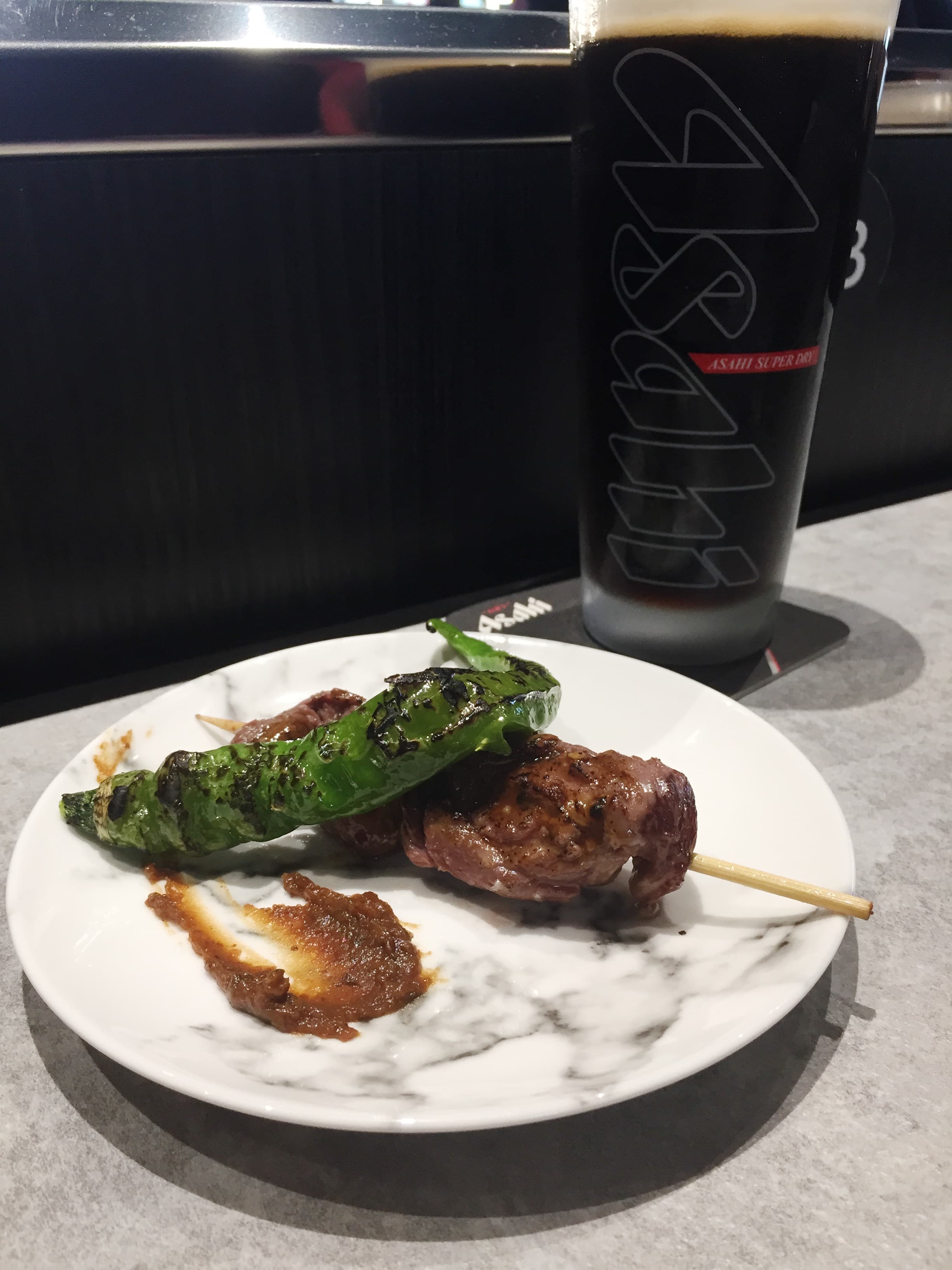 「牛橫隔膜」油潤有富彈性，搭配黑啤，解膩且量級相當。（160元／份）