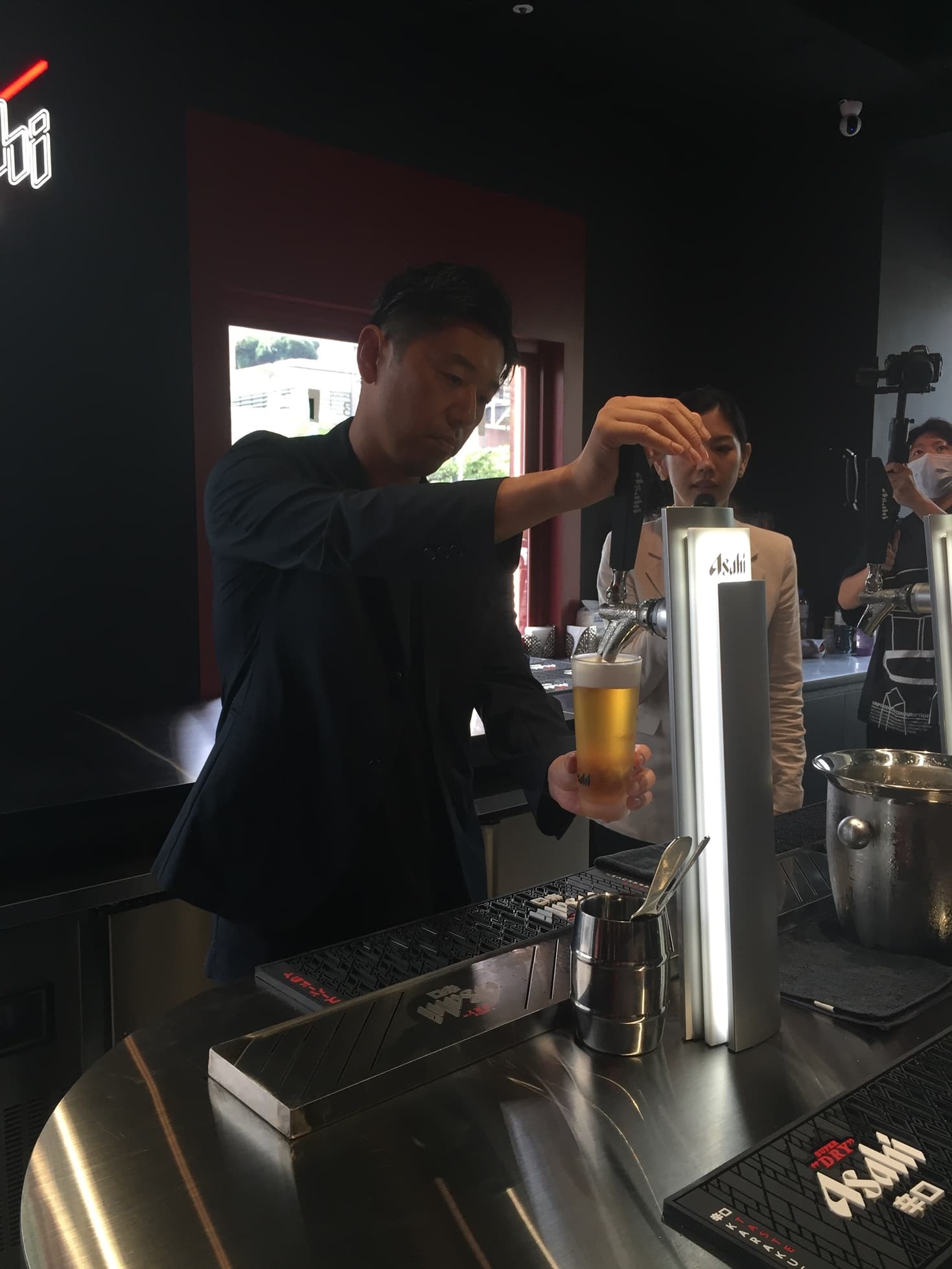品牌大使小林伸之示範,泡沫與酒體呈現3比7完美比例的生啤酒。