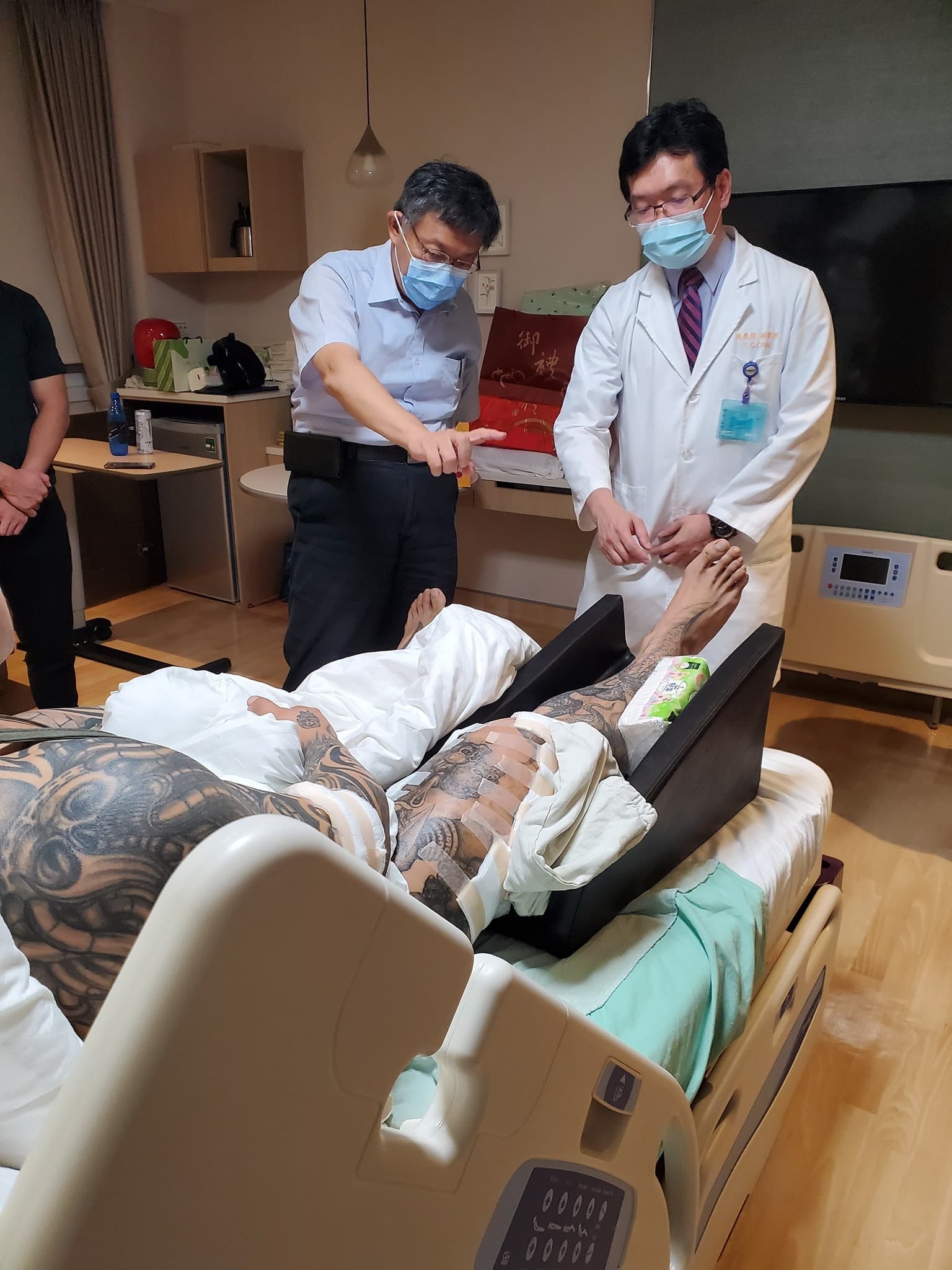 外科醫生出身的柯文哲昨晚探視館長,並與主治醫師討論館長的病情。(翻攝自飆捍臉書)