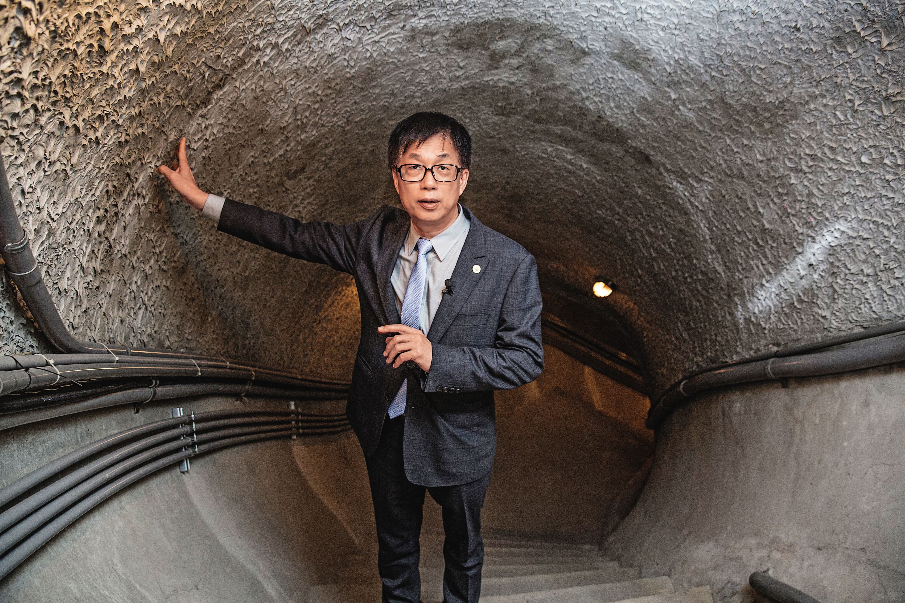 圓山大飯店董事長林育生帶著本刊記者探訪仍未開放的圓山東側密道。