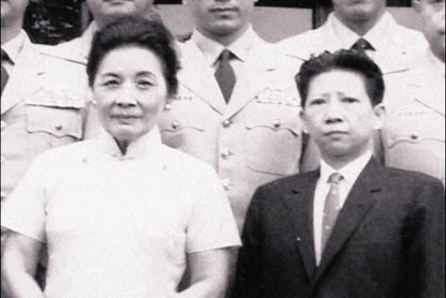 孔二小姐（右）與蔣宋美齡（左）情同母女，一生以男性扮相示人。（翻攝自網路）