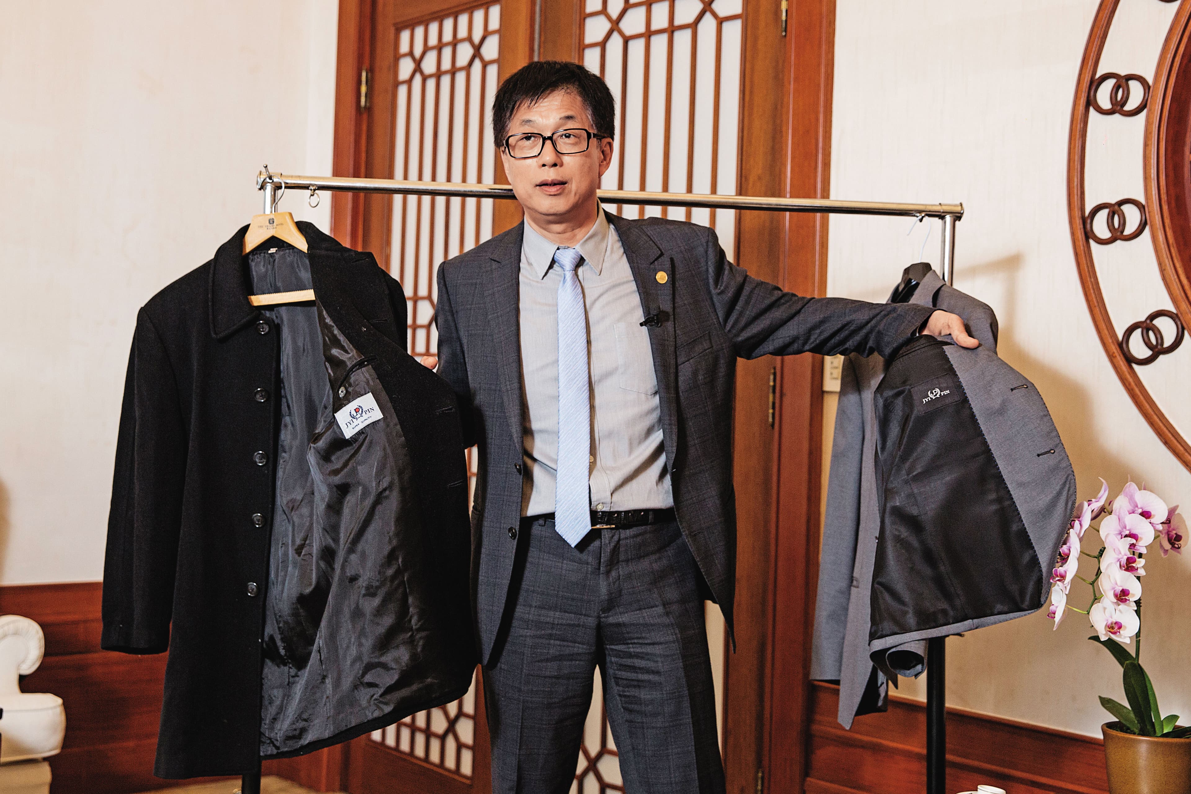 林育生眼尖，發現孔二小姐贈給老員工的西服外套（左），竟與自己的西裝外套（右）同品牌。
