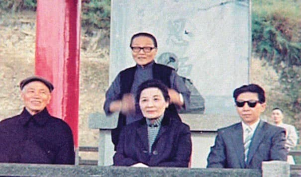 孔二小姐（右）深獲蔣宋美齡（前中）喜愛，在蔣家政權年代權勢滔天。（翻攝自網路）