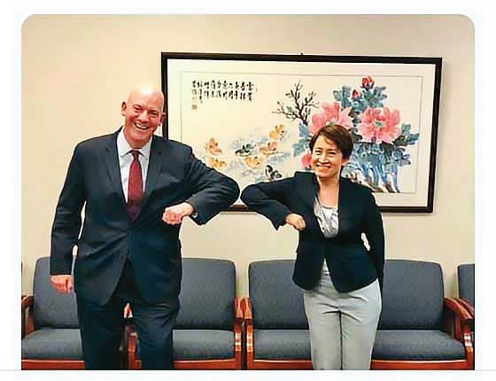 駐美代表蕭美琴上任後積極拜會美方官員,圖為蕭拜會美國國務院政軍助理國務卿庫柏時合照。
