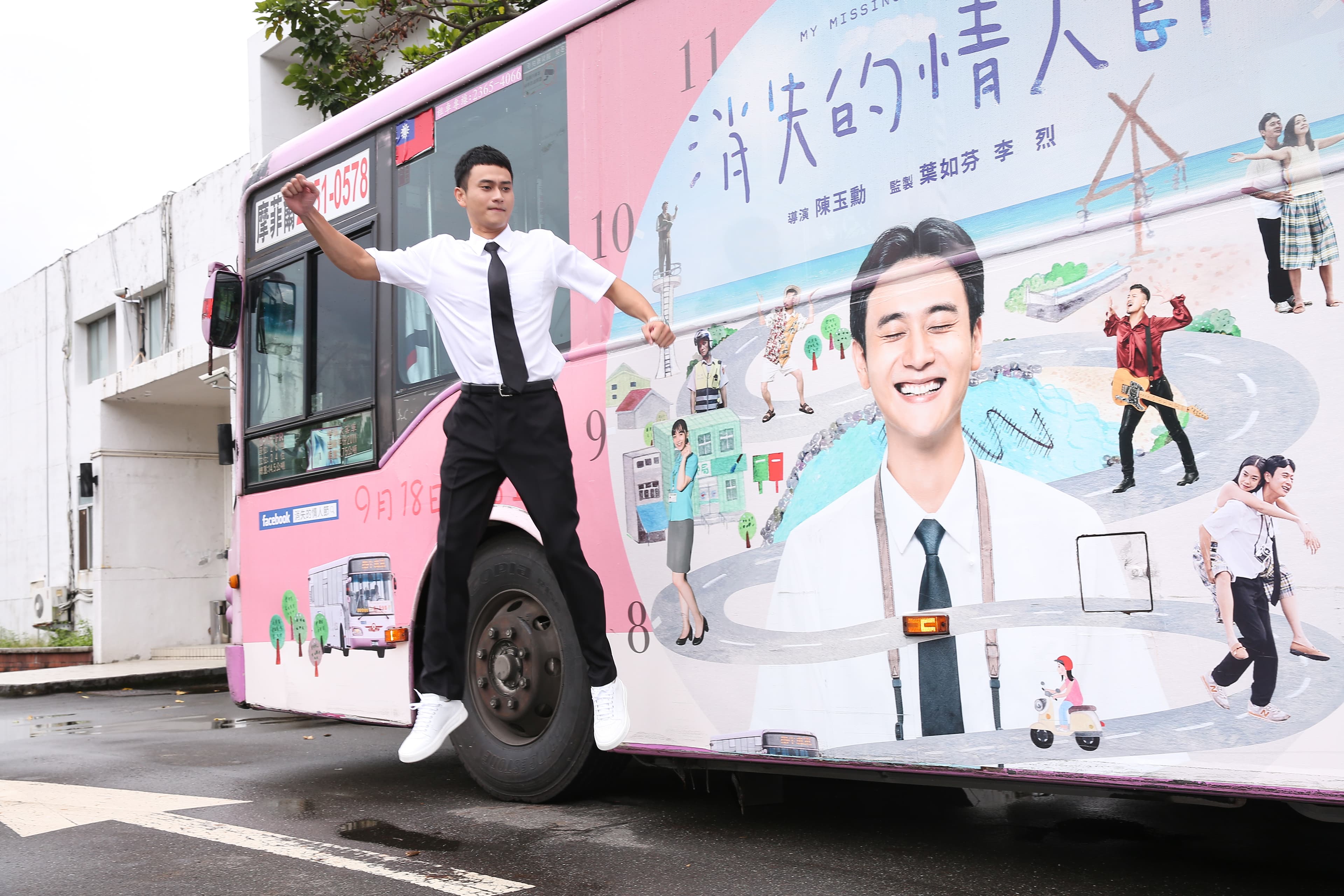 劉冠廷新片扮演公車司機,電影上映前先試載媒體體驗他的開車技術。