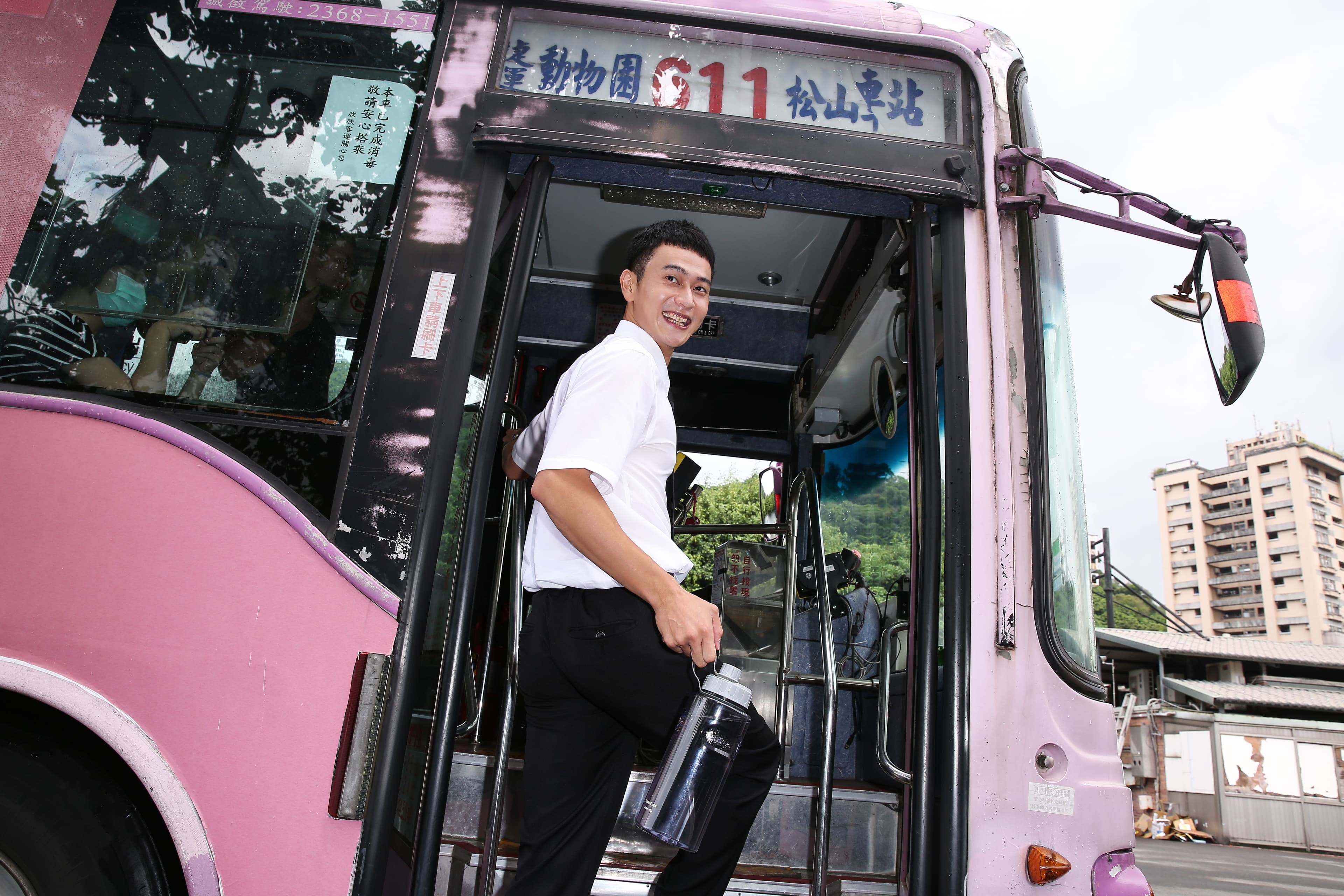 開車前劉冠廷還拎了公車司機愛用的大水壺上車,連道具也準備得很充分。