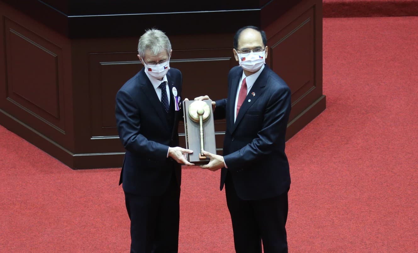 捷克參議長韋德齊(左)近日來台訪問,卻被中國外長恐嚇。