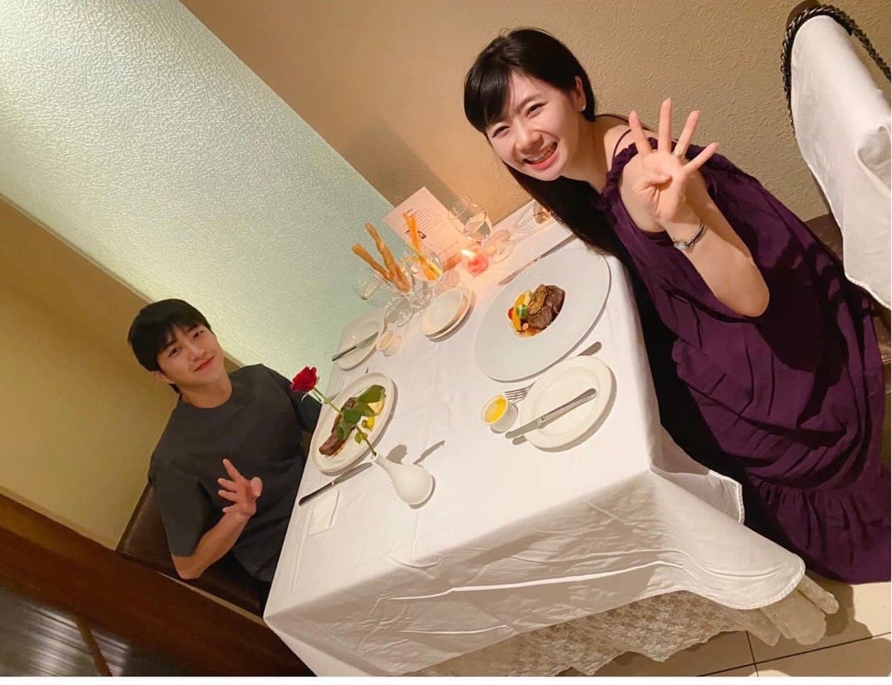福原愛與江宏傑結婚4週年,夫妻倆享受了一頓燭光晚餐。(翻攝自福原愛臉書)