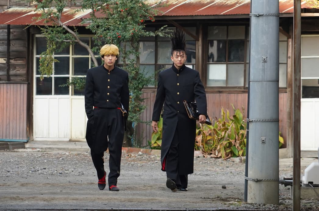 賀來賢人(左)和伊藤健太郎主演的《我是大哥大!!劇場版》在日本熱賣45億日圓。(海樂影業提供)