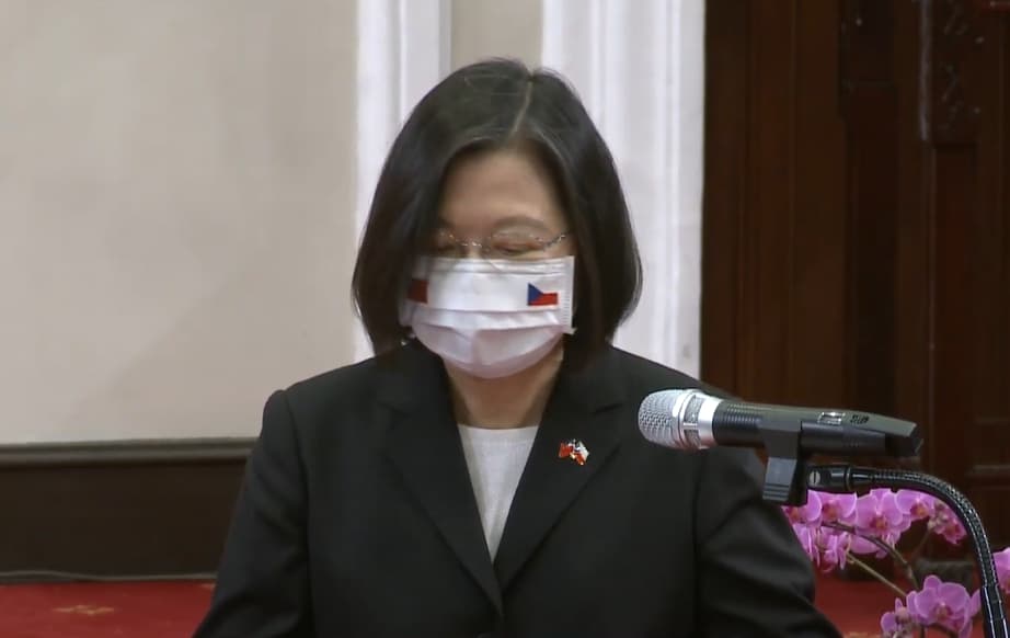 蔡英文表示,「台灣人民不介意各位的晚到,因為歷史經驗告訴我們,公理跟正義或許會遲到,但不會不到」。(翻攝自presidentialoffice YouTube頻道)