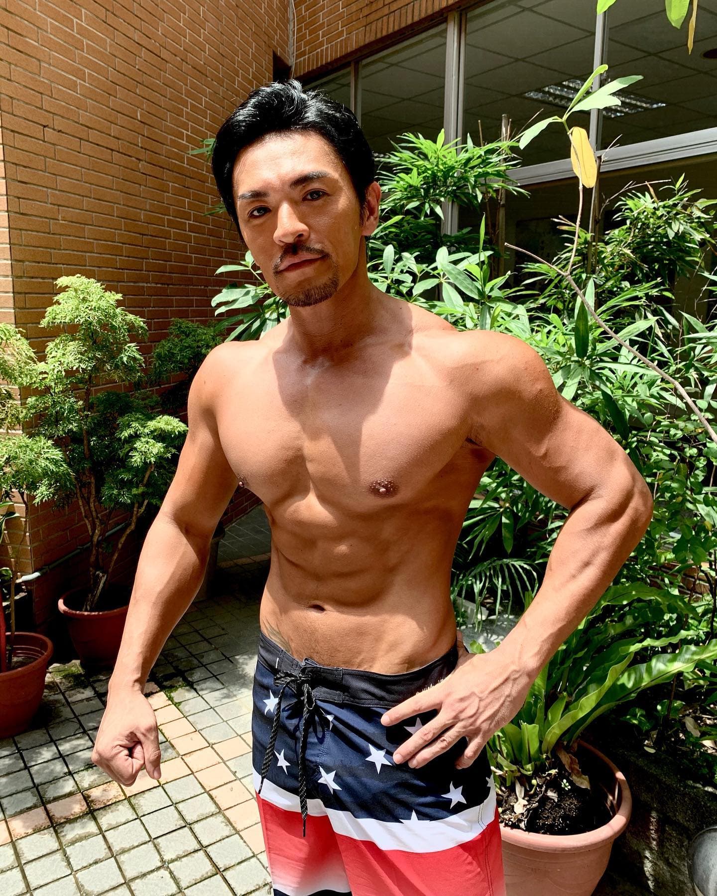 夢多和書那娜交往1年多,傳出被抓包劈腿而分手。(翻攝自夢多臉書)