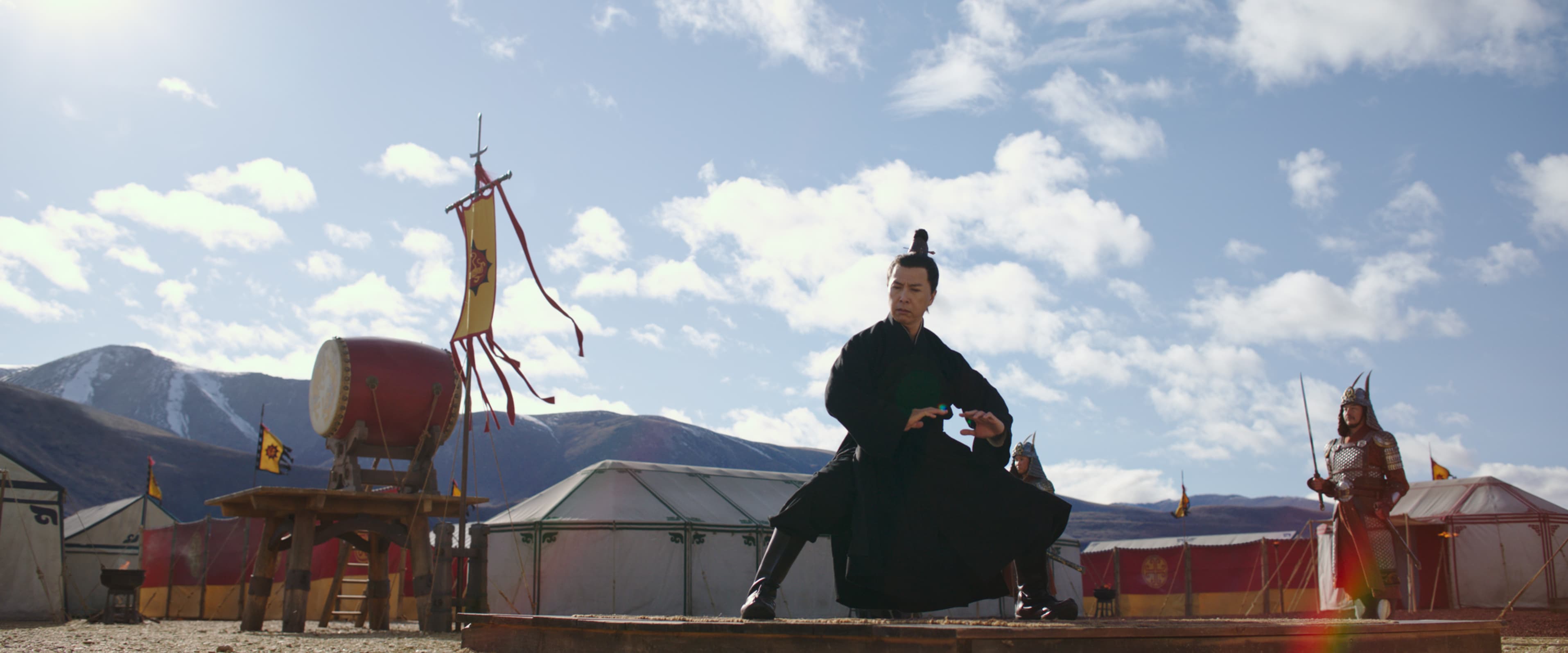 甄子丹在片中飾演木蘭的導師,一展他俐落身手。(迪士尼提供)