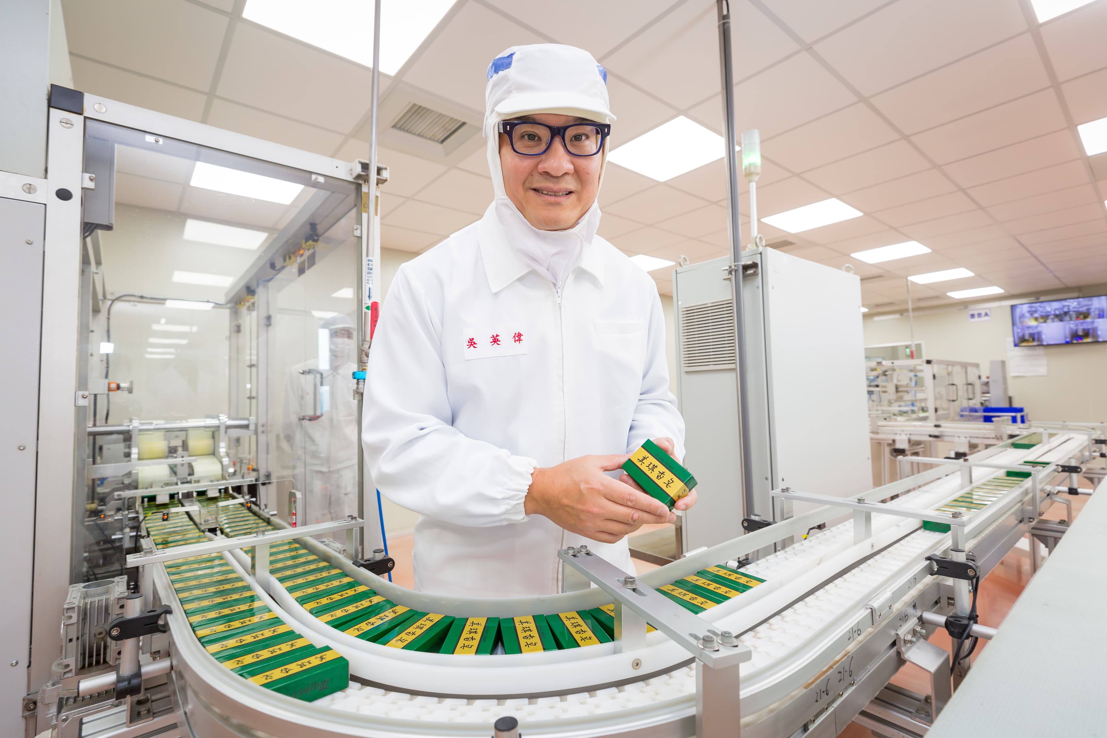 吳英偉(右)要當香皂界模範生,以化妝品廠規格生產所有產品。