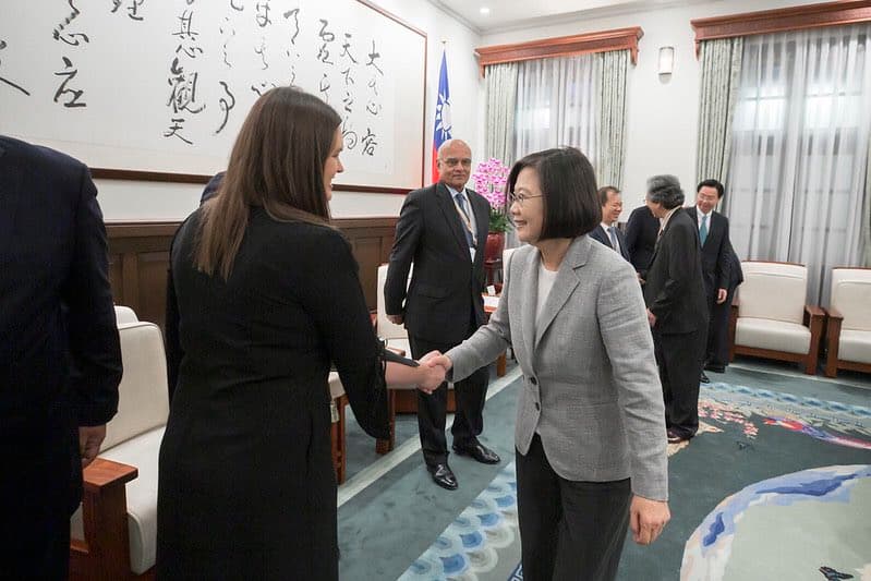 2019年10月,卸下發言人職務的桑德斯(左)來台參加論壇,與總統蔡英文(右)見面。(翻攝自Twitter/SarahHuckabee)