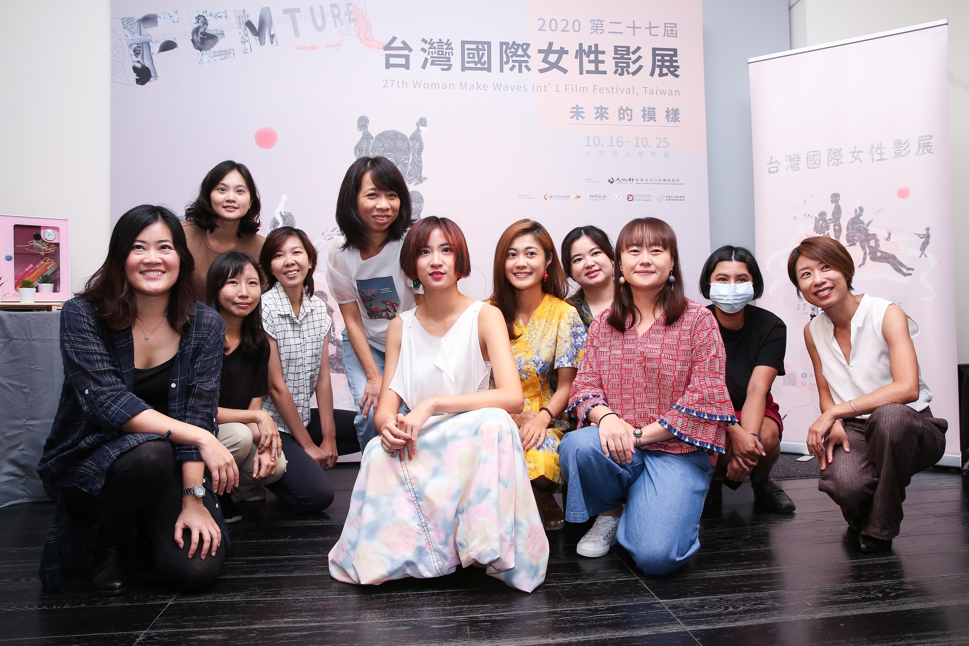 9m88(中)與策展人羅珮嘉(左一)、影展主席王君琦(右一),及影展台灣競賽入圍的女導演們合影。