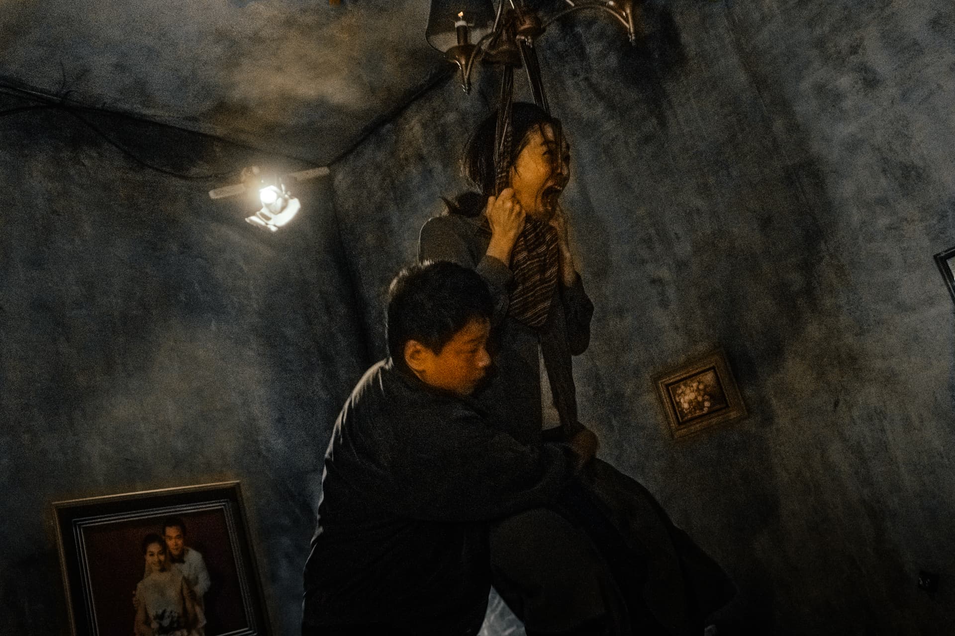 《馗降:粽邪2》火哥想挽救被附身的阿姨,卻發現對手異常的強大。(華影提供)