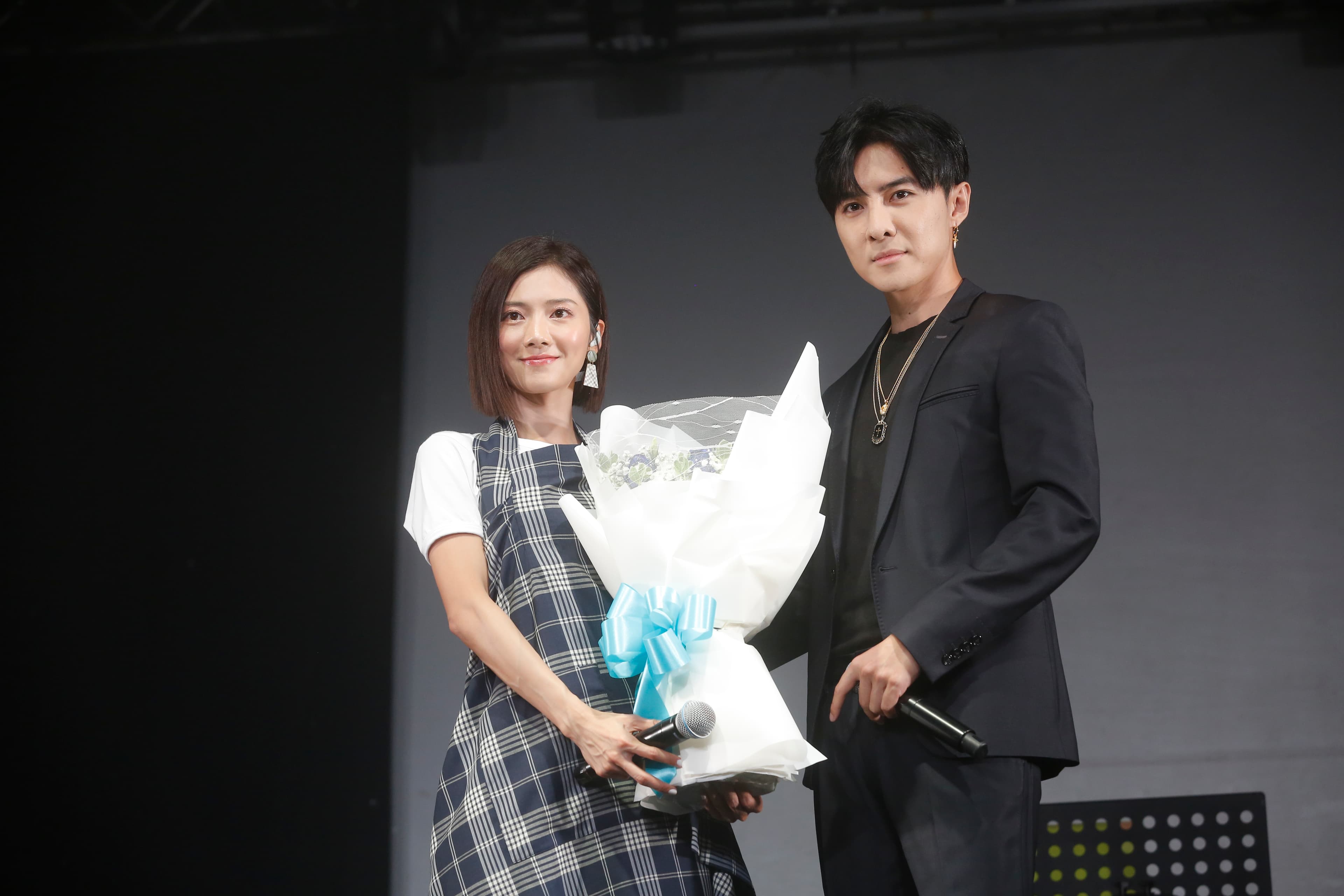 蔡黃汝(左)舉辦「讚聲演唱會」,合演偶像劇《我的青春沒在怕》的唐禹哲(右)獻花站台。(張兆元攝)