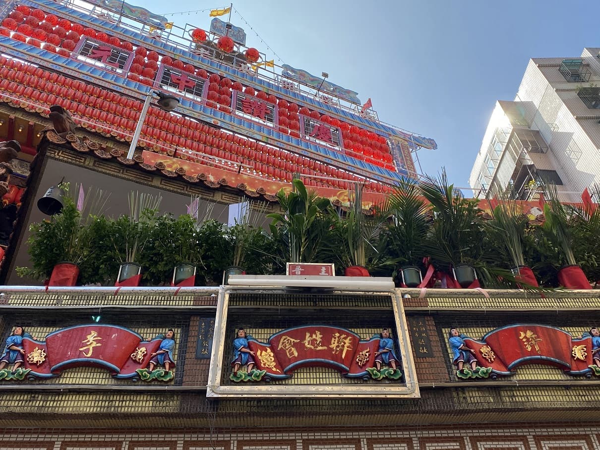 深夜會點燈的老大公廟，上千燈籠非常壯觀