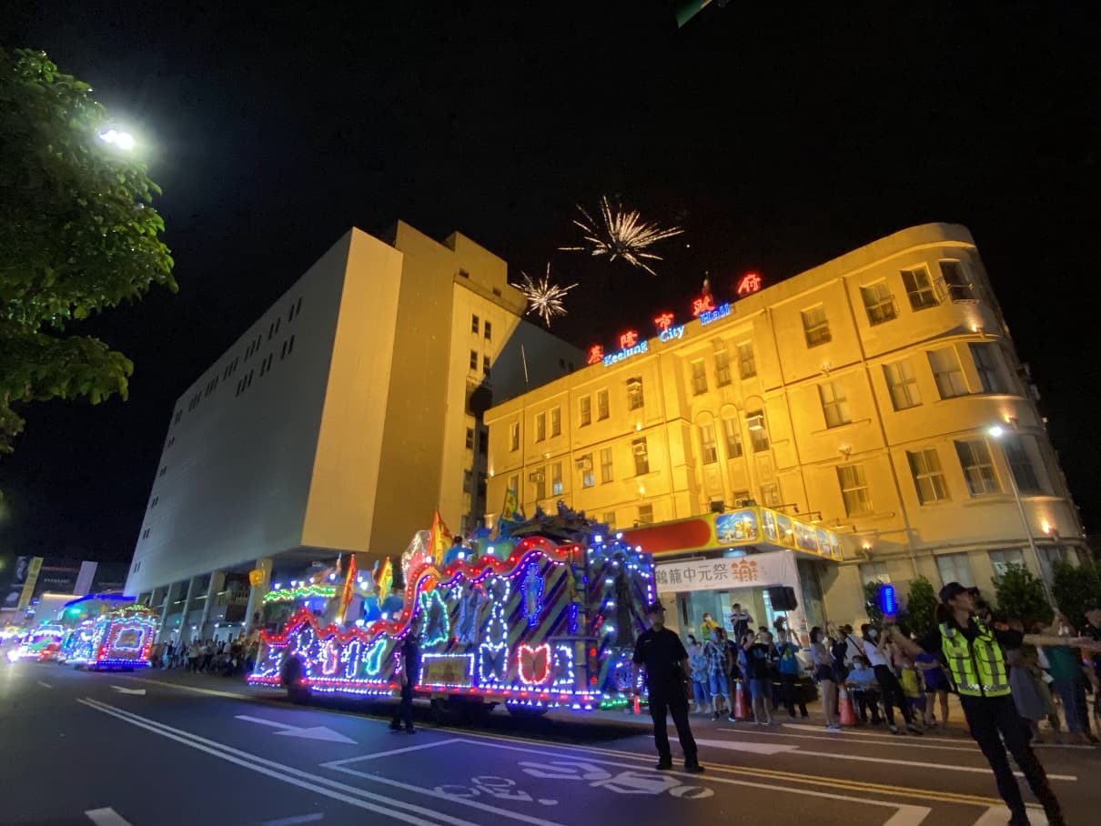 基隆市政府後方放起煙火。
