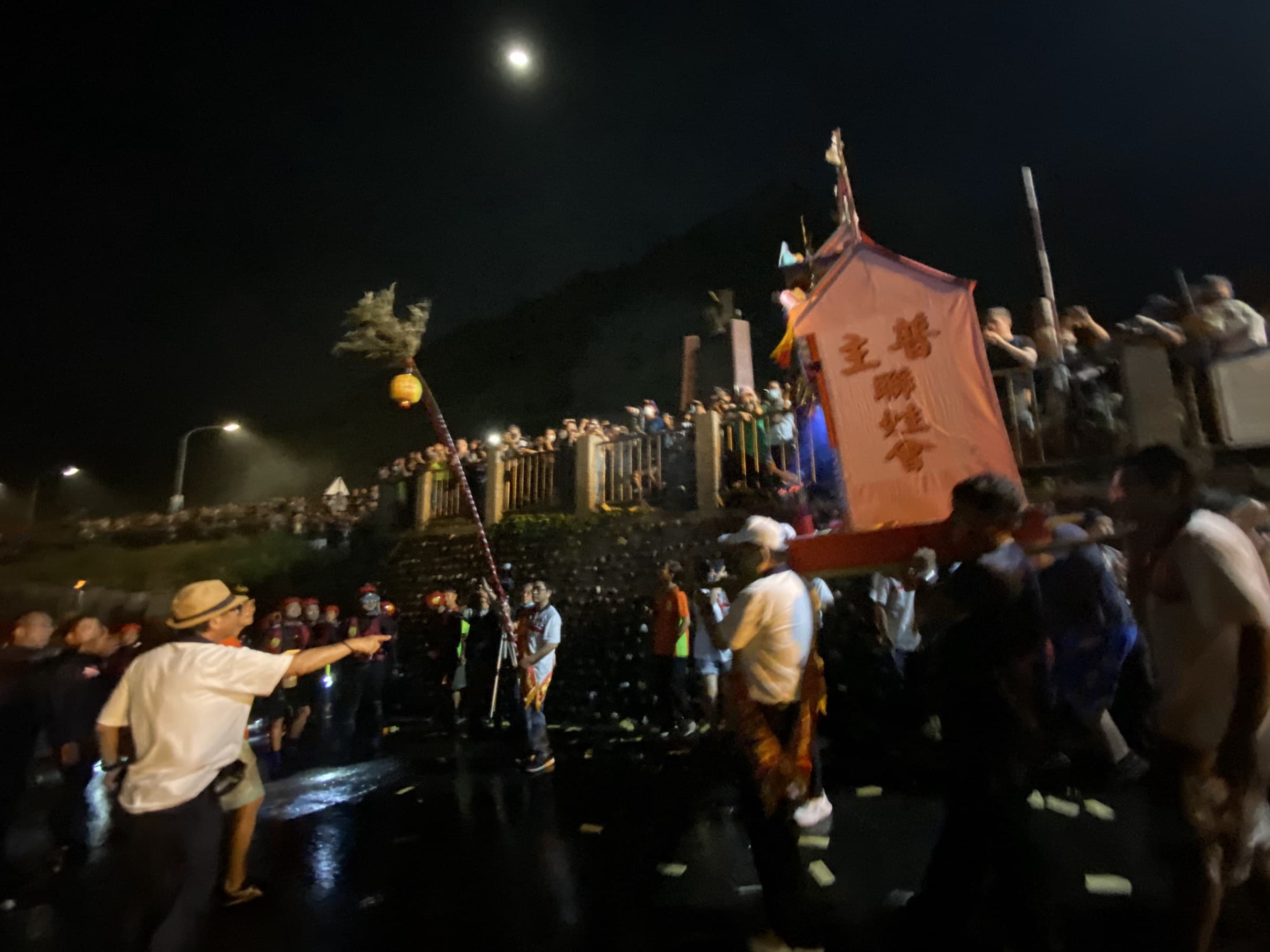 水燈陸續下海。