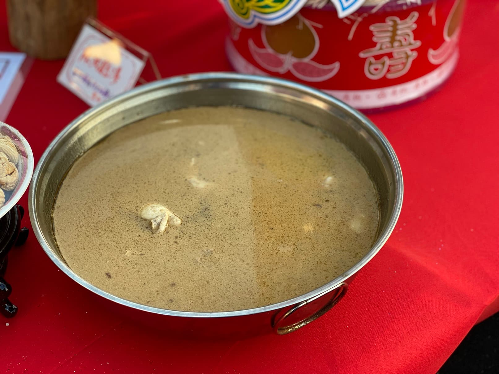麻油雞湯，給難產而亡之婦女。