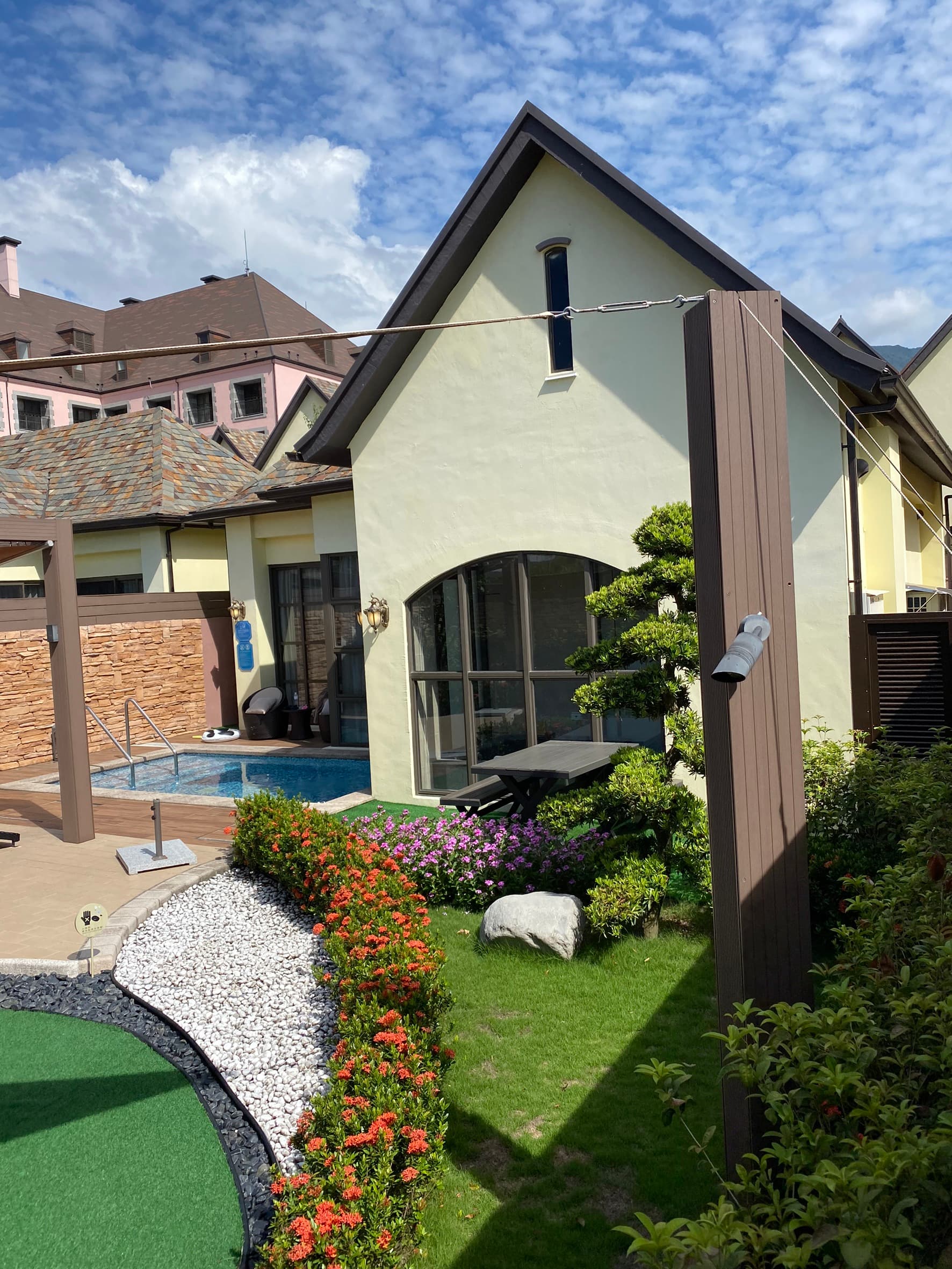 林先生不滿酒店在Villa內安裝監視器,他入住時不但沒告知他,他發現後,酒店也不願提供畫面。(讀者提供)