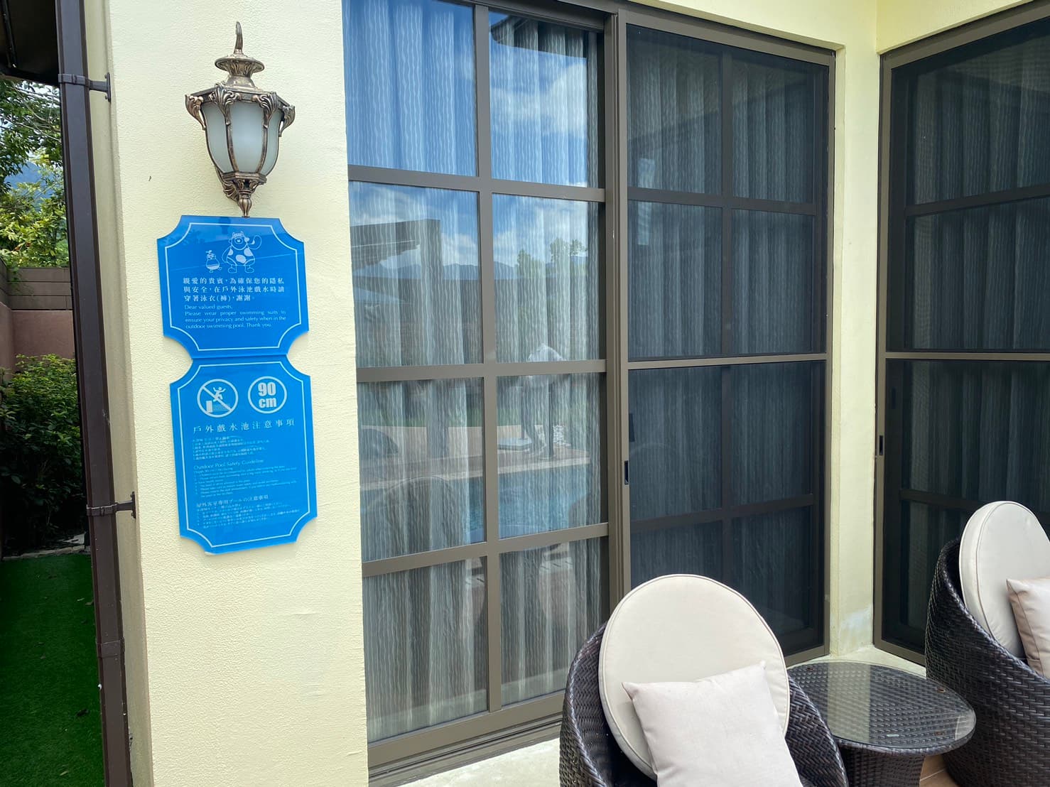 該酒店強調,重視旅客安全加裝監視器,並提醒房客使用戶外泳池需穿著泳裝等告示。(瑞穗天合國際觀光酒店提供)
