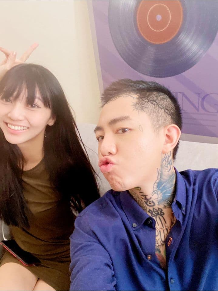 謝和弦(右)正打離婚官司,他向直播主新歡莉婭(左)求婚多次,直接叫舊愛KT「前妻」,嗆她「像隻水蛭吸著不放」。(翻攝自謝和弦臉書)