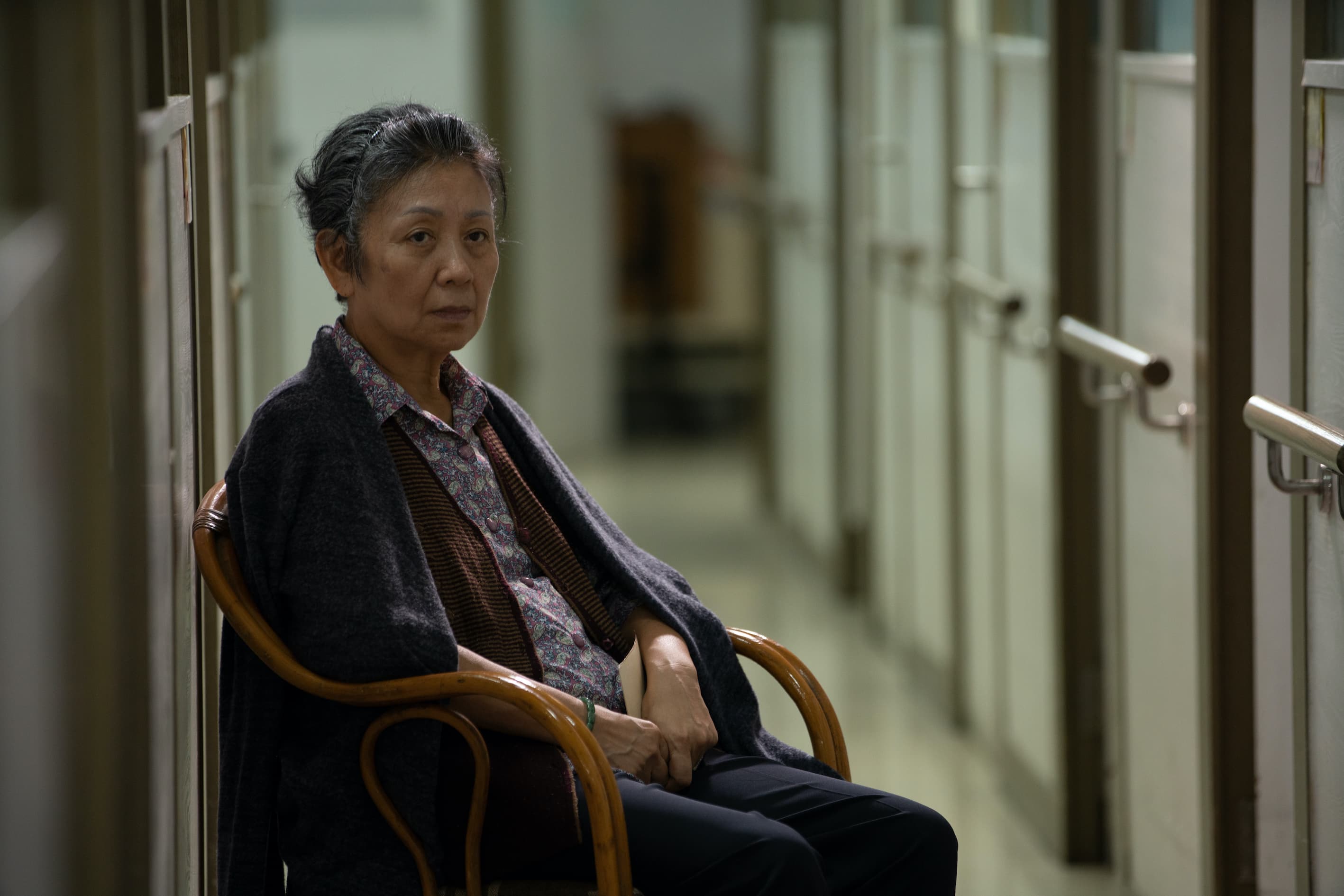 時隔8年,鮑起靜再演郭富城的媽媽,病榻上思念兒子模樣,逼出觀眾眼淚。(華映娛樂提供)