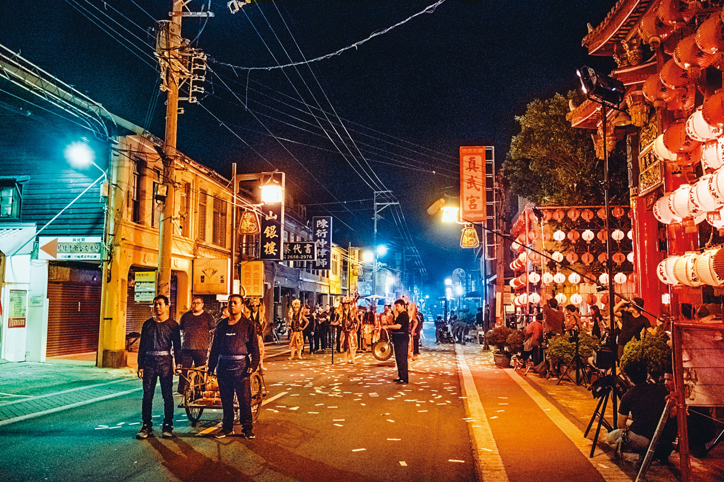 「送肉粽」儀式的主軸仍是全片不可缺乏的重頭戲,場面也更大,還特別封街拍攝。(華影提供)