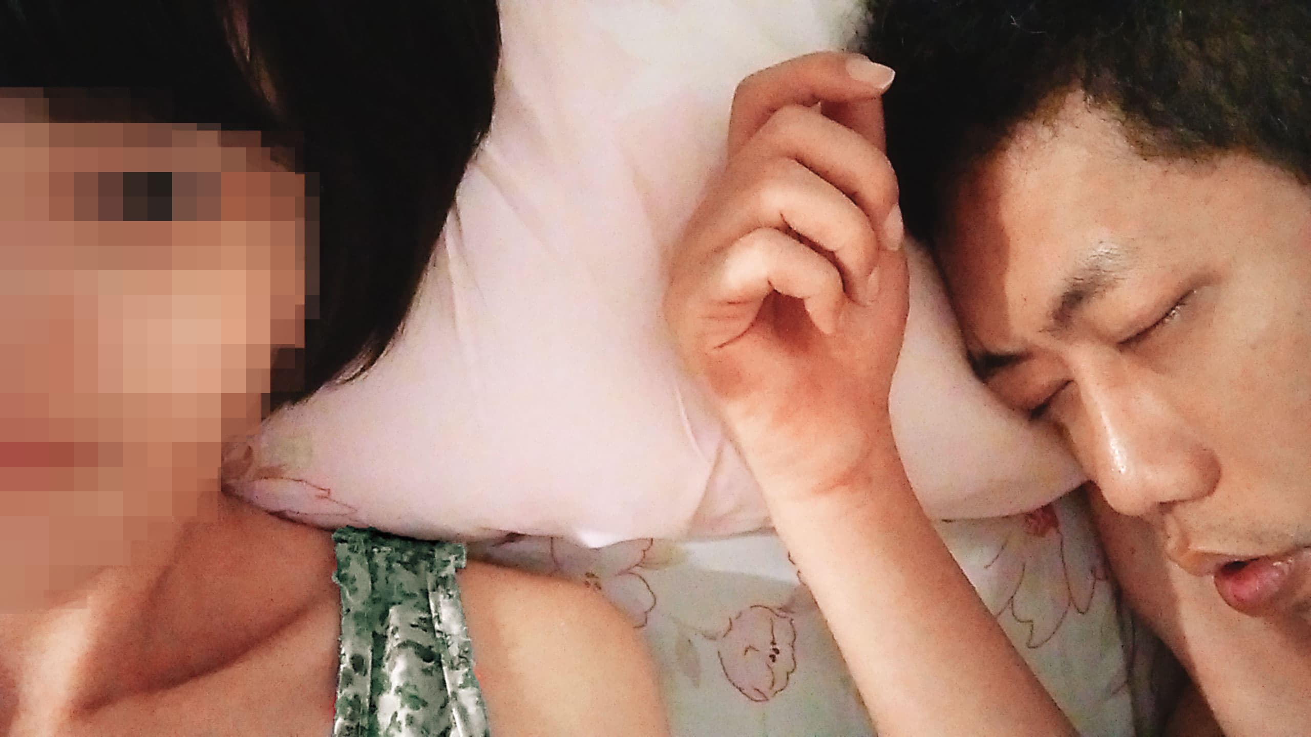 Y女稱丁允恭和她發生關係時不愛戴保險套,她都靠吃事後藥避孕。照片為2人交往時,Y女在床上拍下與丁合照。(Y女提供,照片經變裝處理)