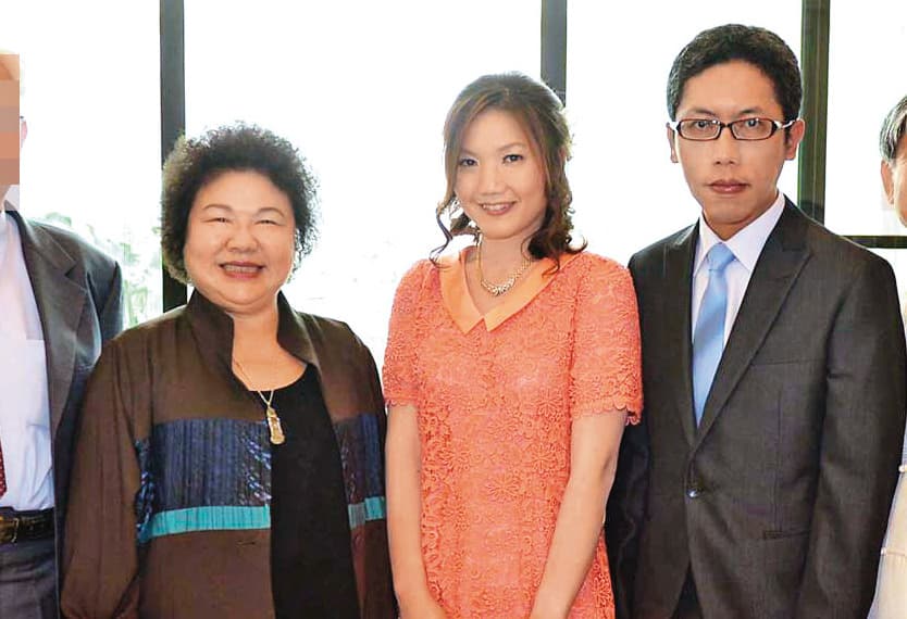 丁允恭(右)和前妻嚴婉玲(中)在2013年訂婚,時任高雄市長陳菊(左)也到場見證。(讀者提供)
