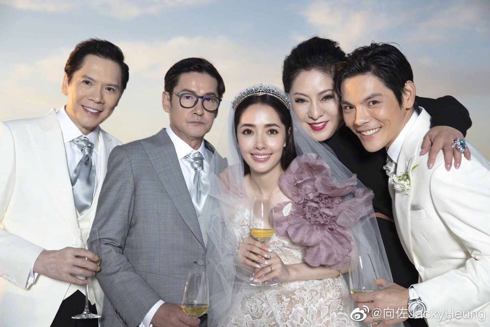 向太陳嵐(右二)向媒體證實兒子向佐(右一)已在上週來台灣陪產郭碧婷。(翻攝自向太陳嵐微博)