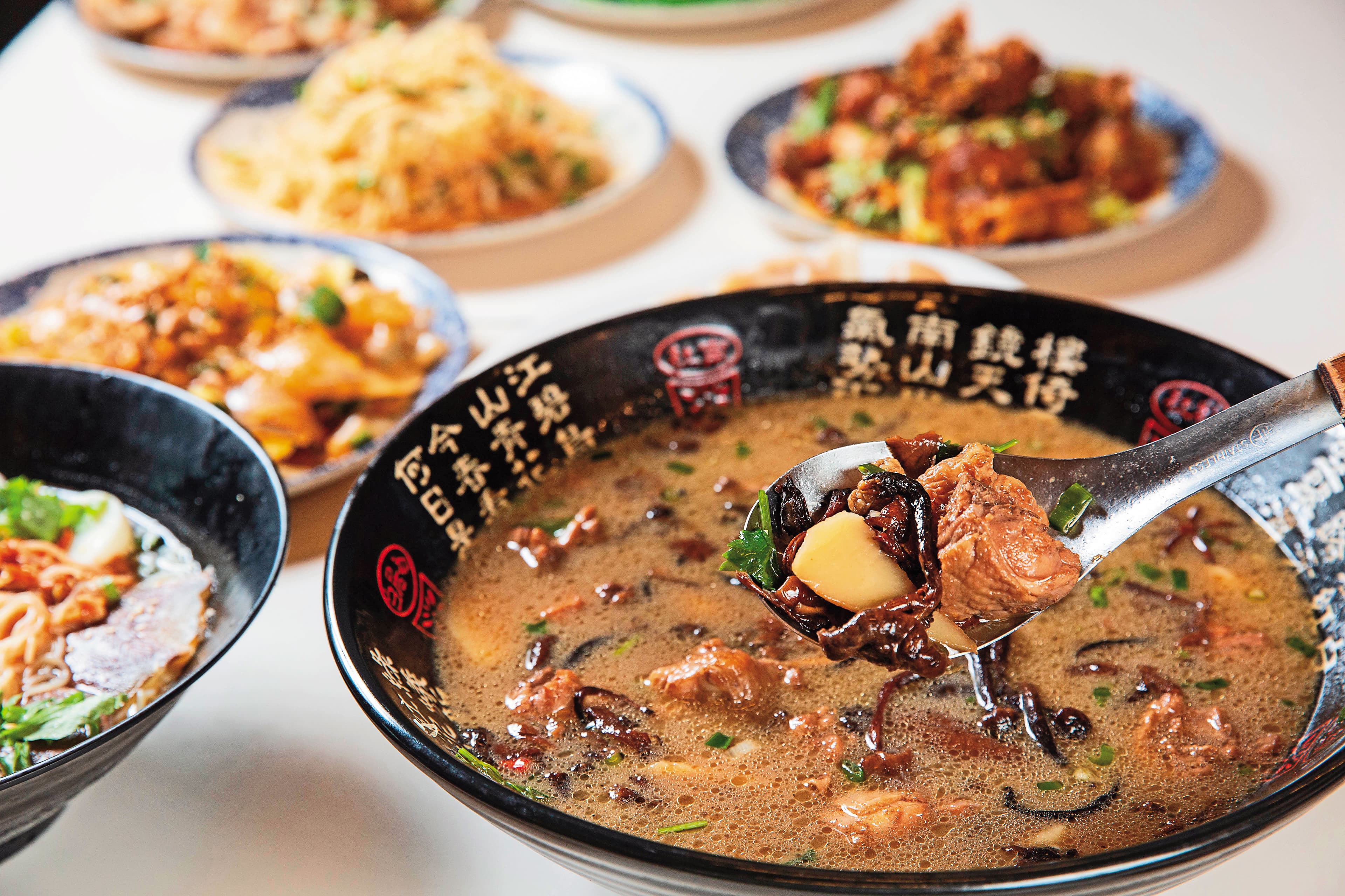 東北菜代表「小雞燉蘑菇」以東北野生榛蘑製作，老闆必須託東北老鄉回台時幫忙運回。（880元／份）