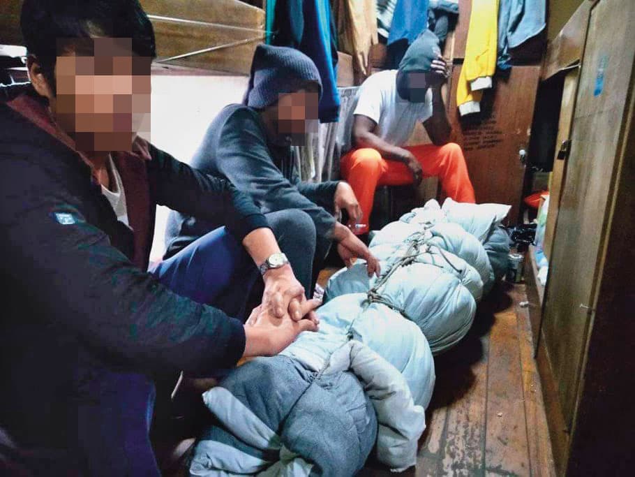 船長確認Sunoto死亡後,其他漁工將遺體以棉被包起,存放於船上原先拿來冰魚的冰庫內。(Arif提供)